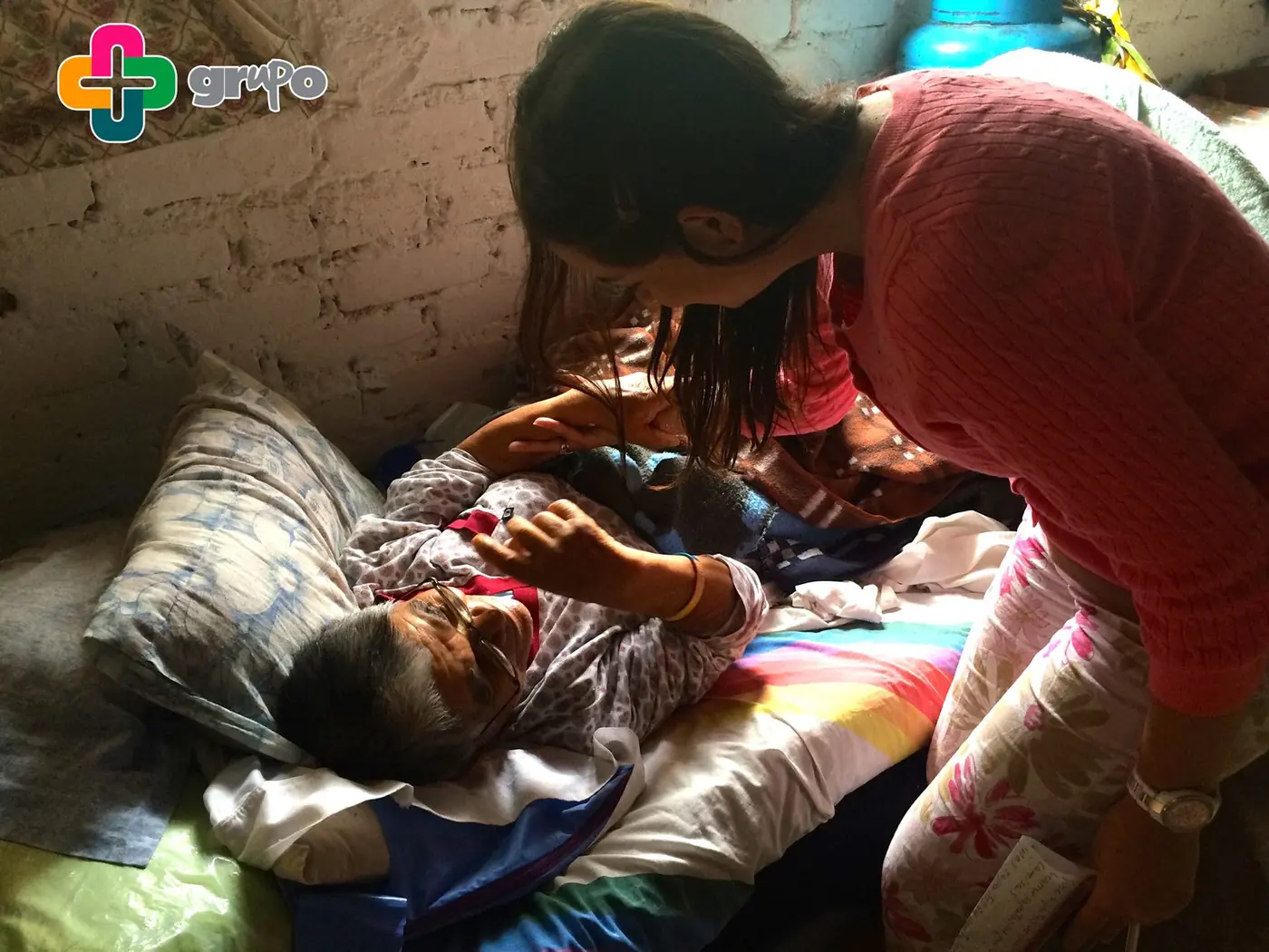 Acompañamiento a una adulta mayor durante la jornada en Silvania