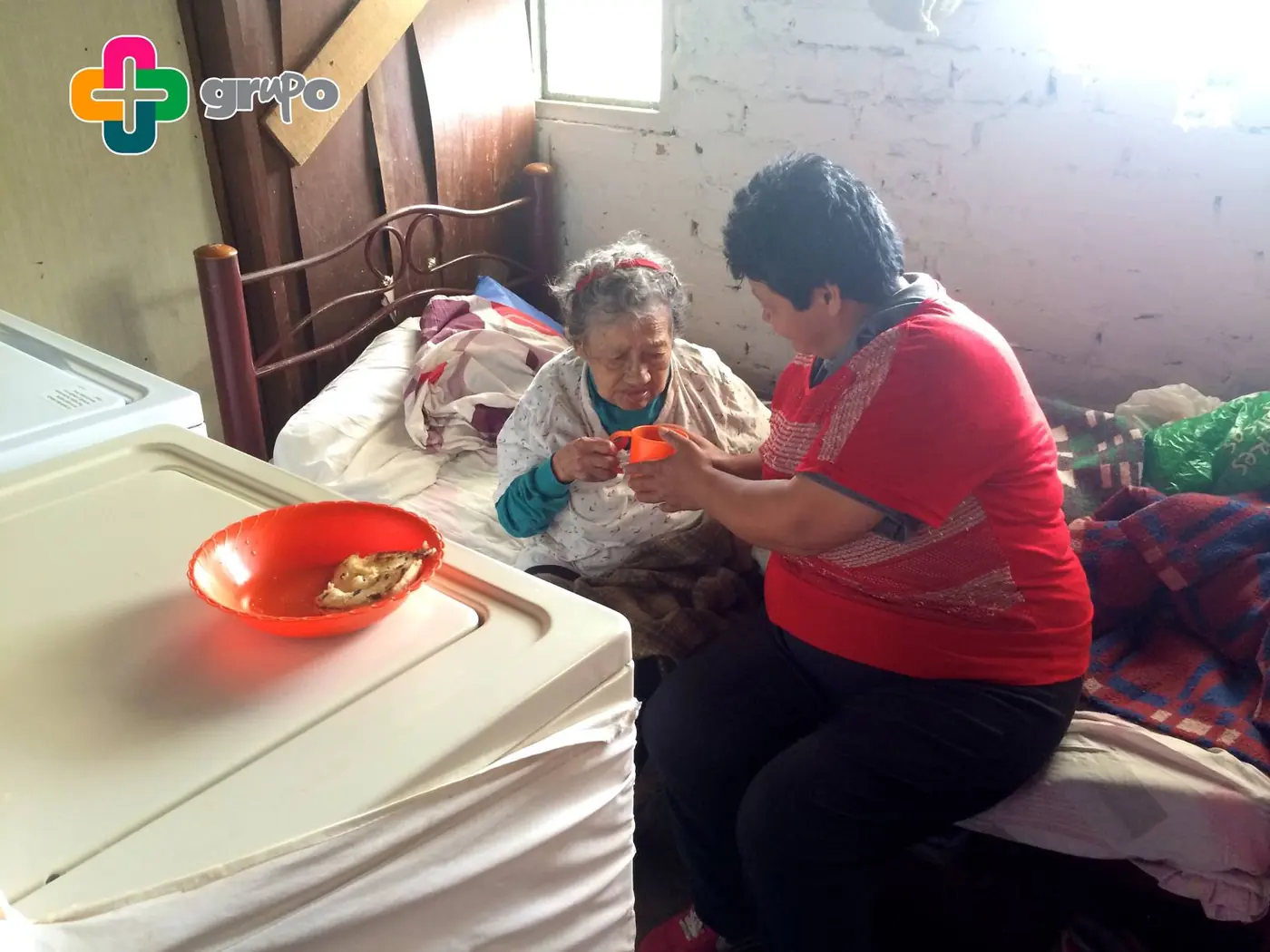 Visita y compañía junto a una cama durante la jornada