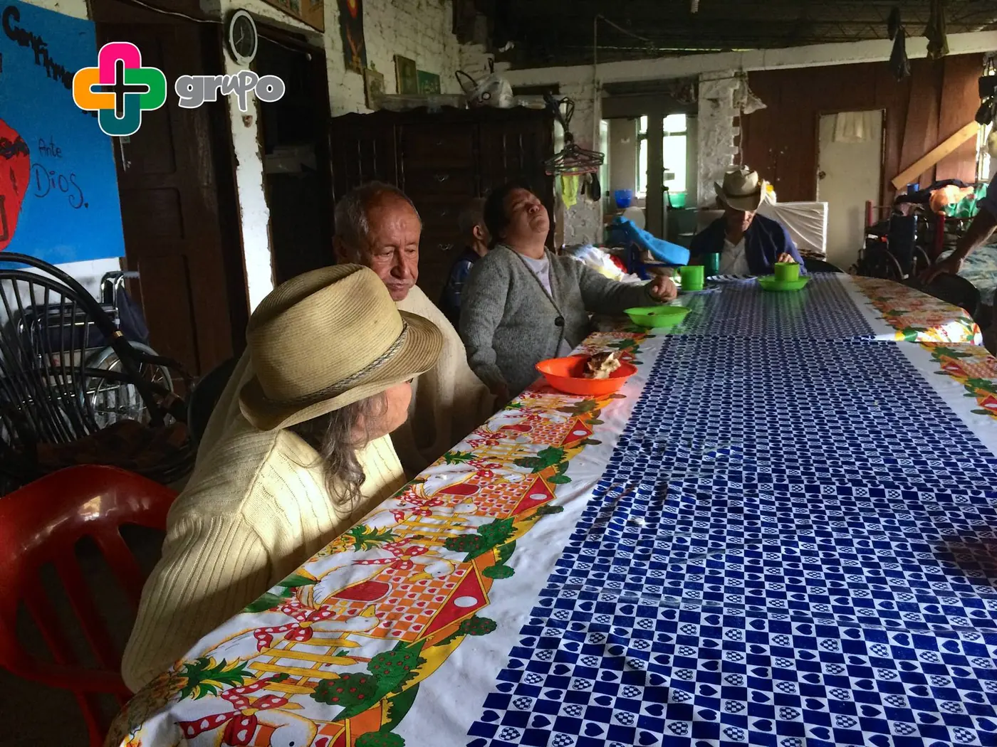 Mesa compartida durante el encuentro con adultos mayores en Silvania