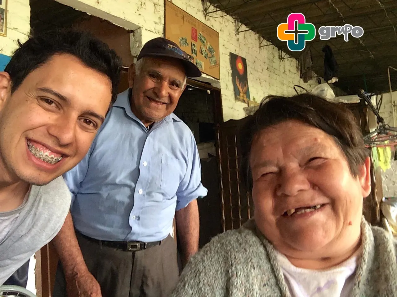 Personas sonriendo juntas durante la jornada