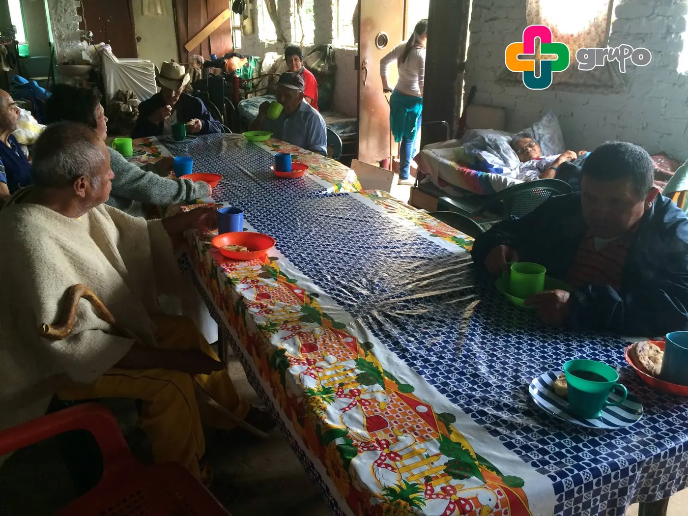 Adultos mayores compartiendo alrededor de la mesa