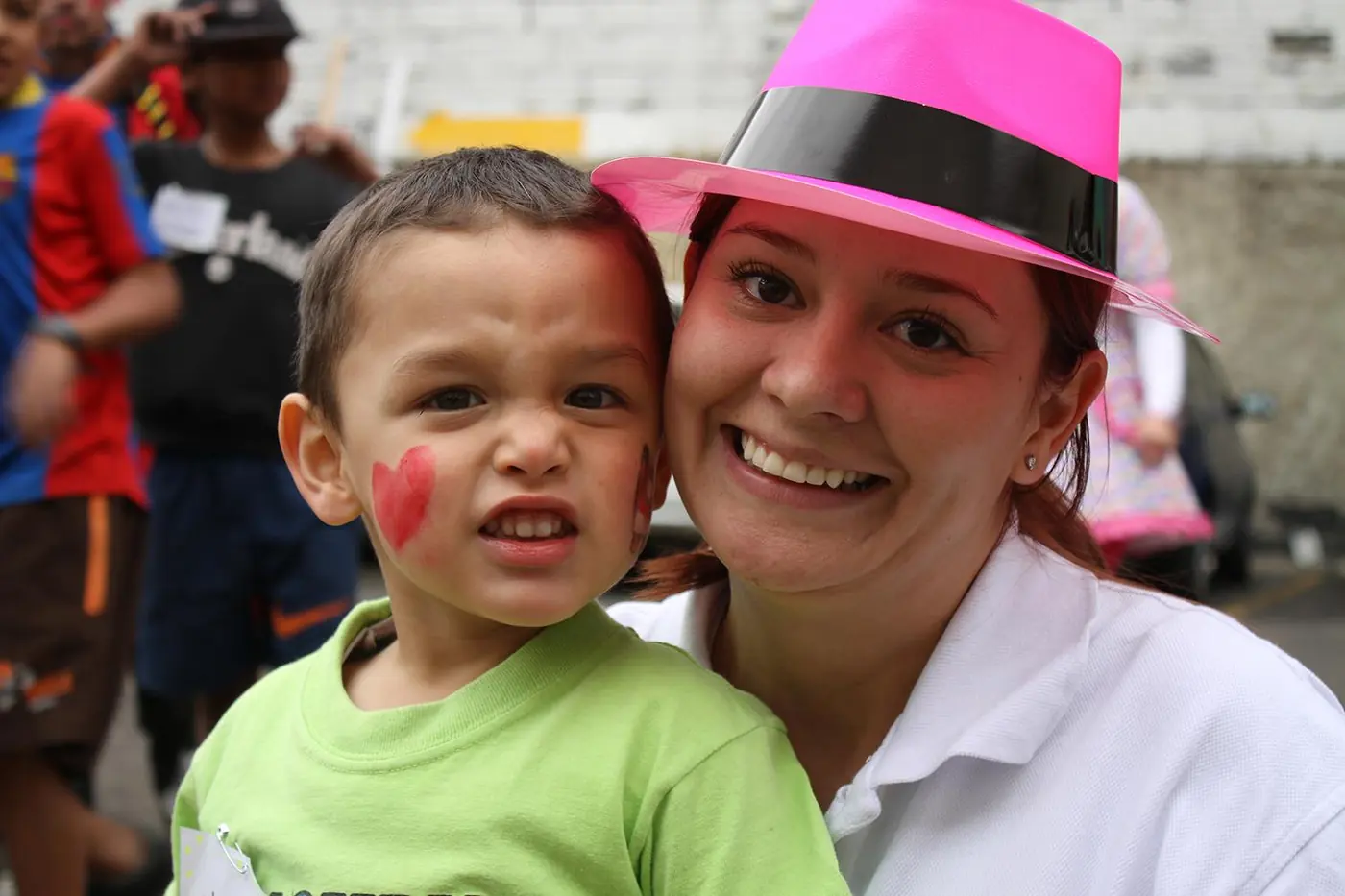 Voluntaria y niño durante Navidad en Casa Rosada