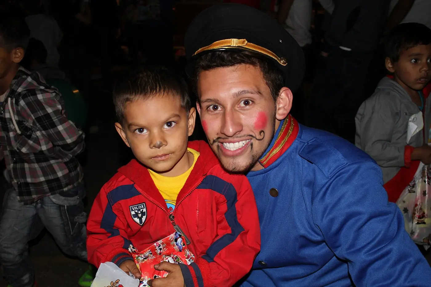 Niño y participante durante la jornada