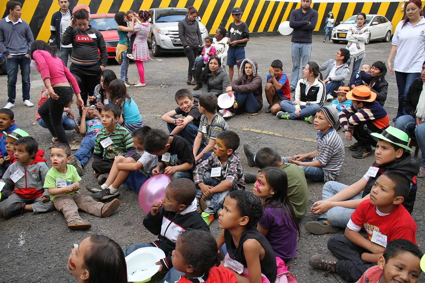 Grupo de niños y voluntarios reunidos durante la jornada