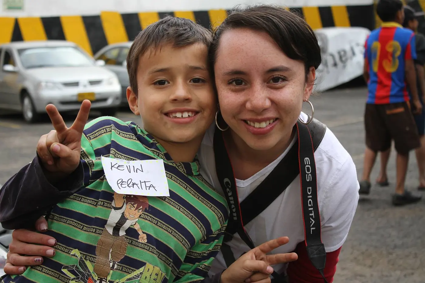 Niño y voluntaria durante el encuentro