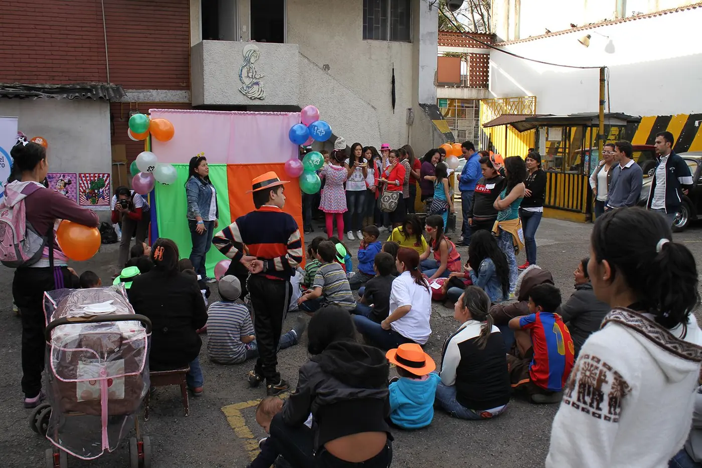 Vista de la jornada con niños y voluntarios reunidos