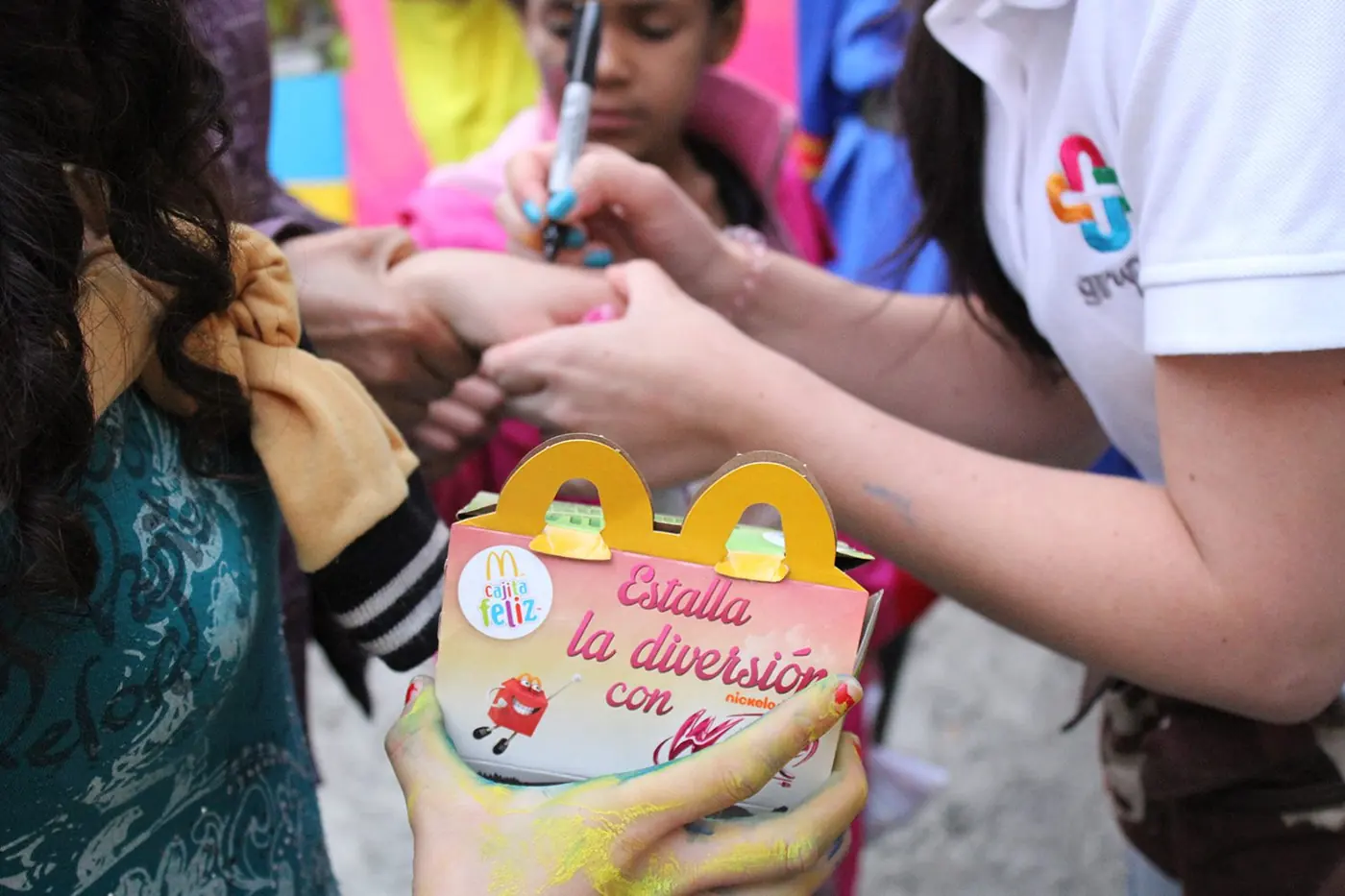 Niños y voluntarios compartiendo un detalle