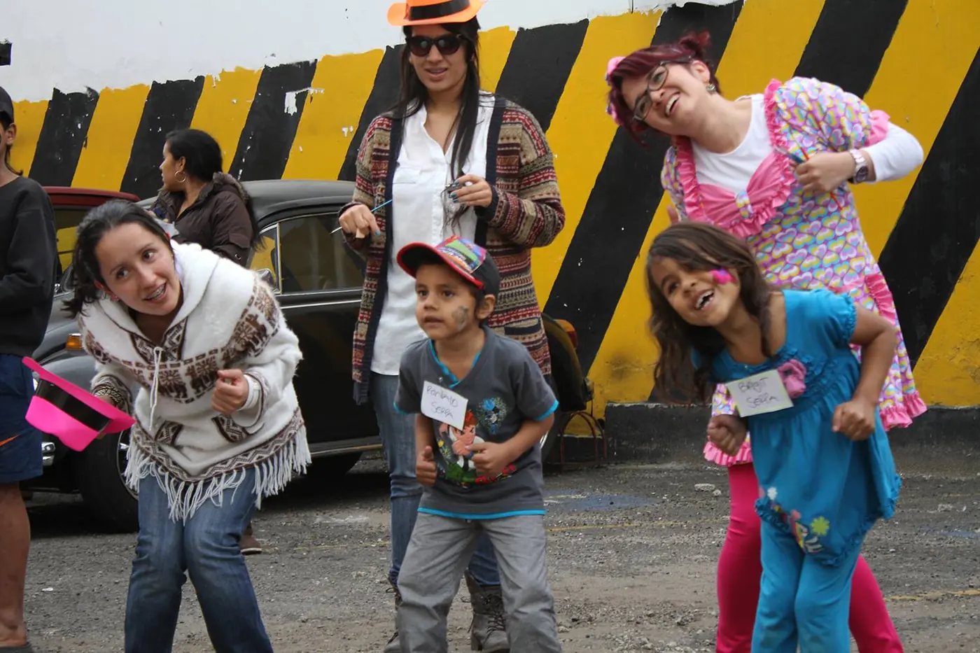 Niños participando en una actividad