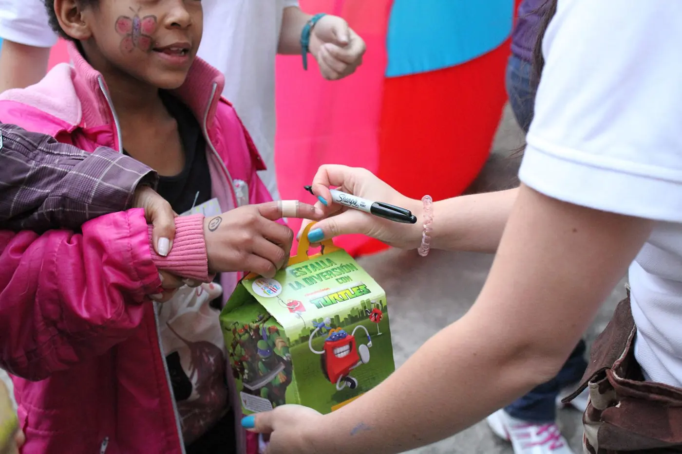 Entrega de un pequeño paquete durante la jornada
