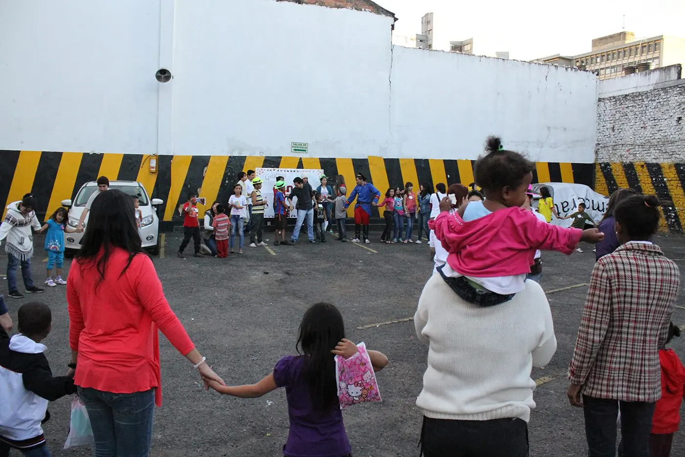 Niños y participantes reunidos durante la jornada