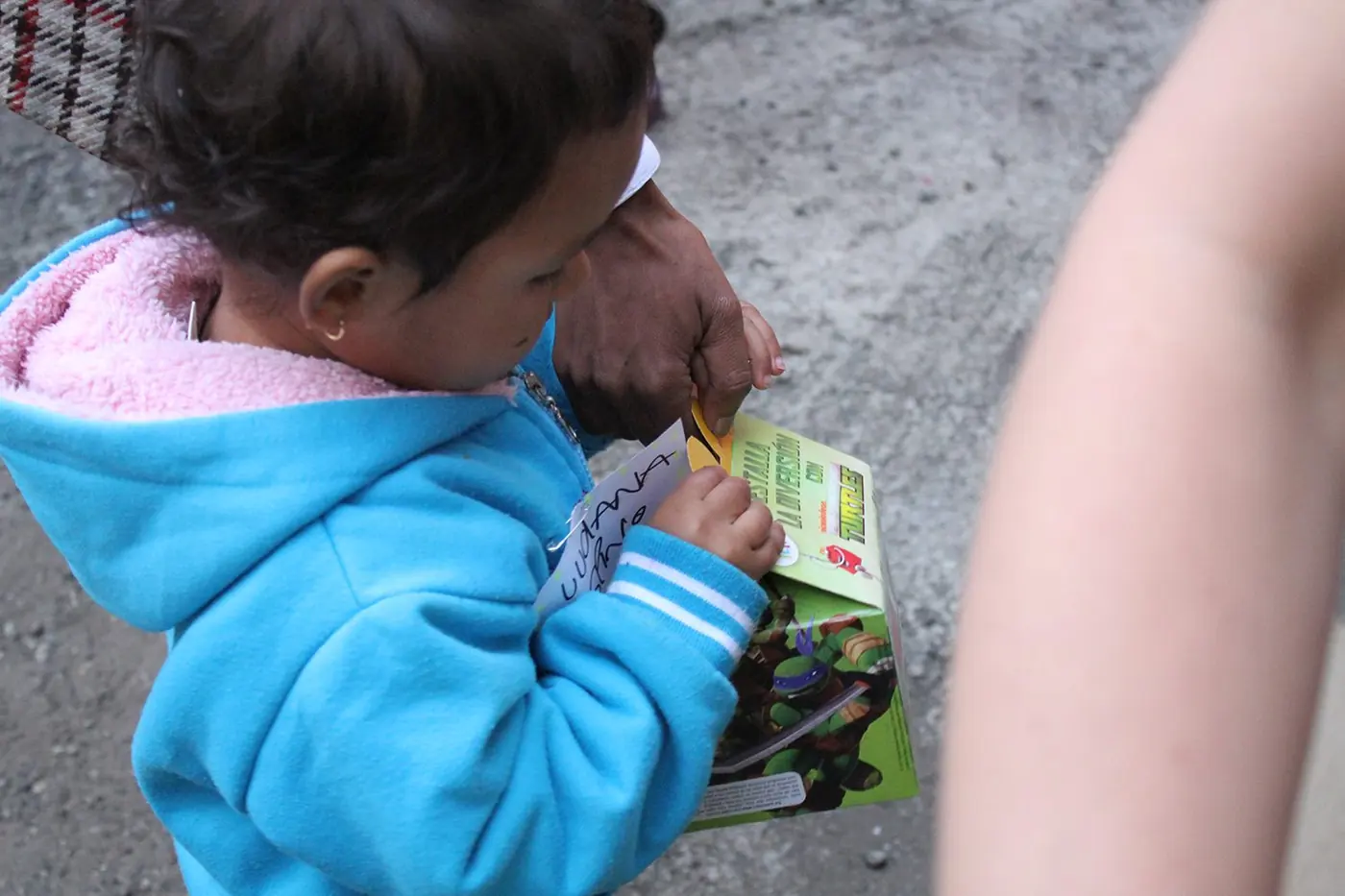 Niño recibiendo un detalle durante la jornada