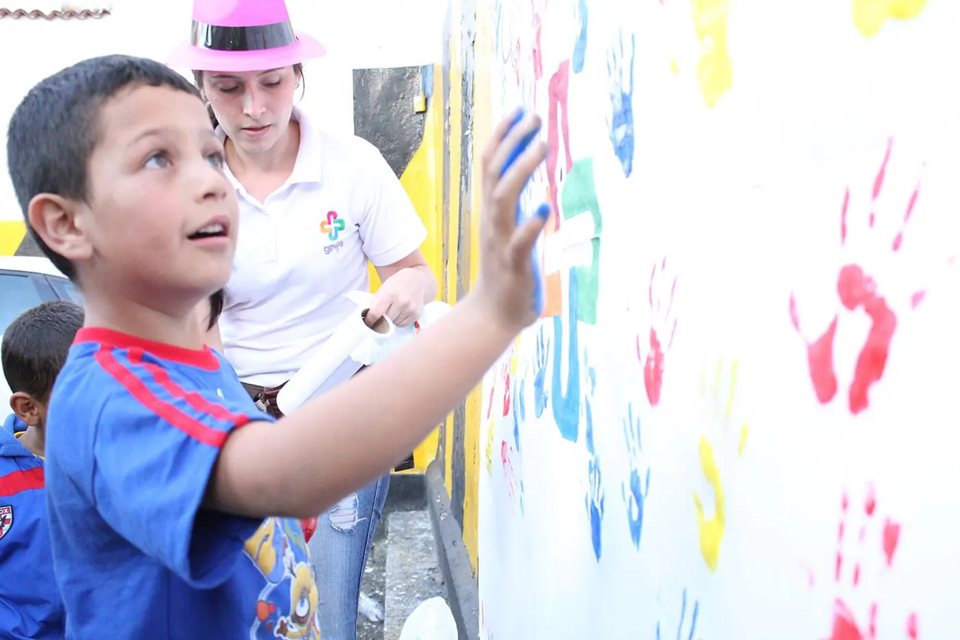 Niño pintando con sus manos durante la jornada