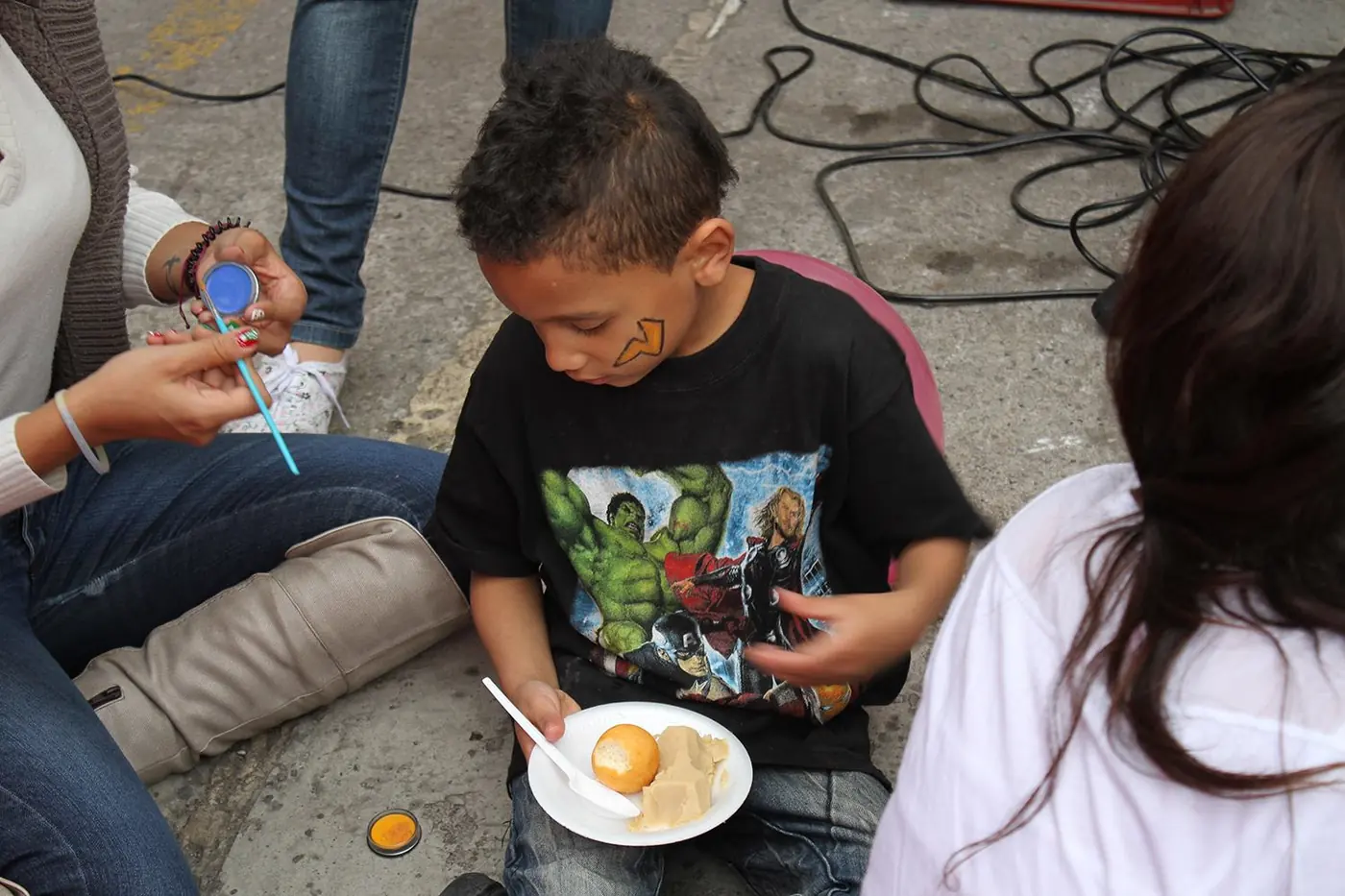 Niño comiendo durante la jornada