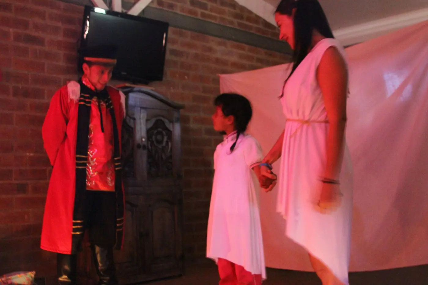 Personajes representan una escena de Él, Mi Refugio
