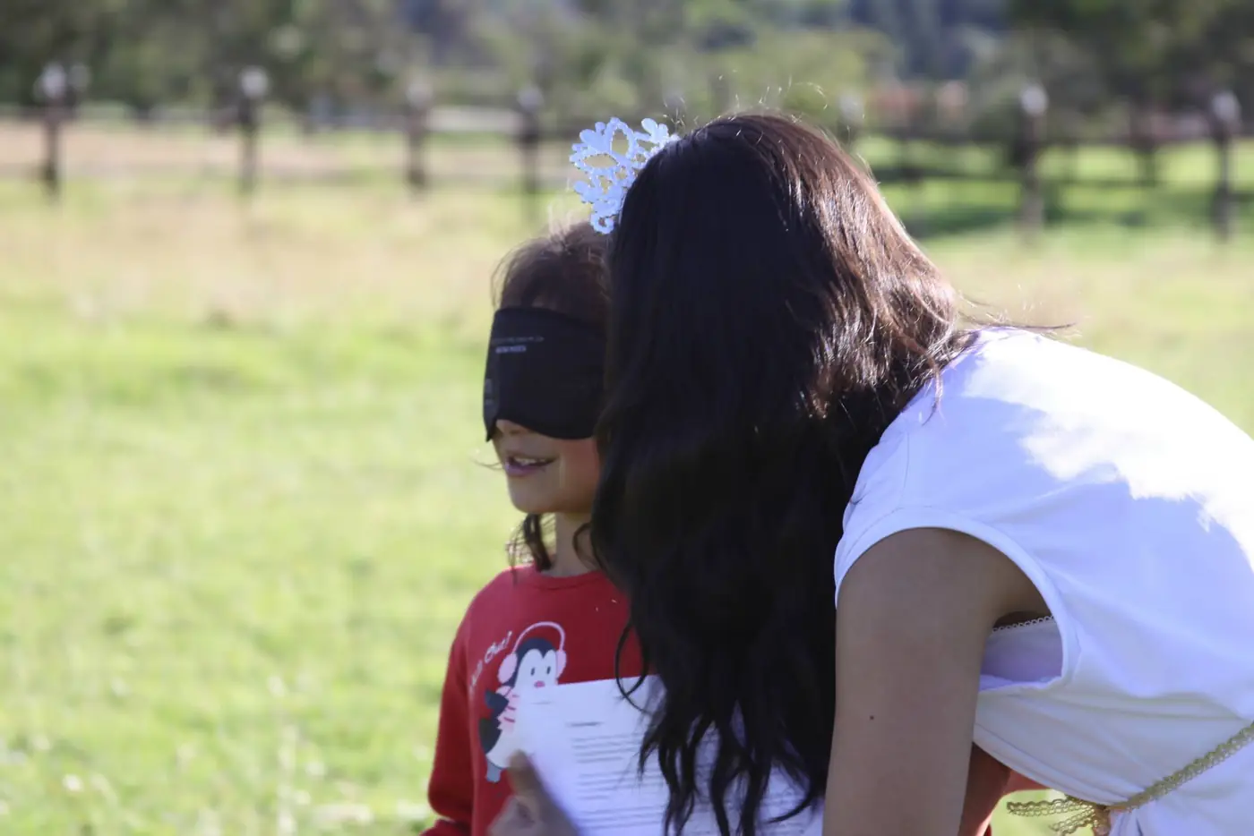 Una niña es acompañada durante el recorrido al aire libre