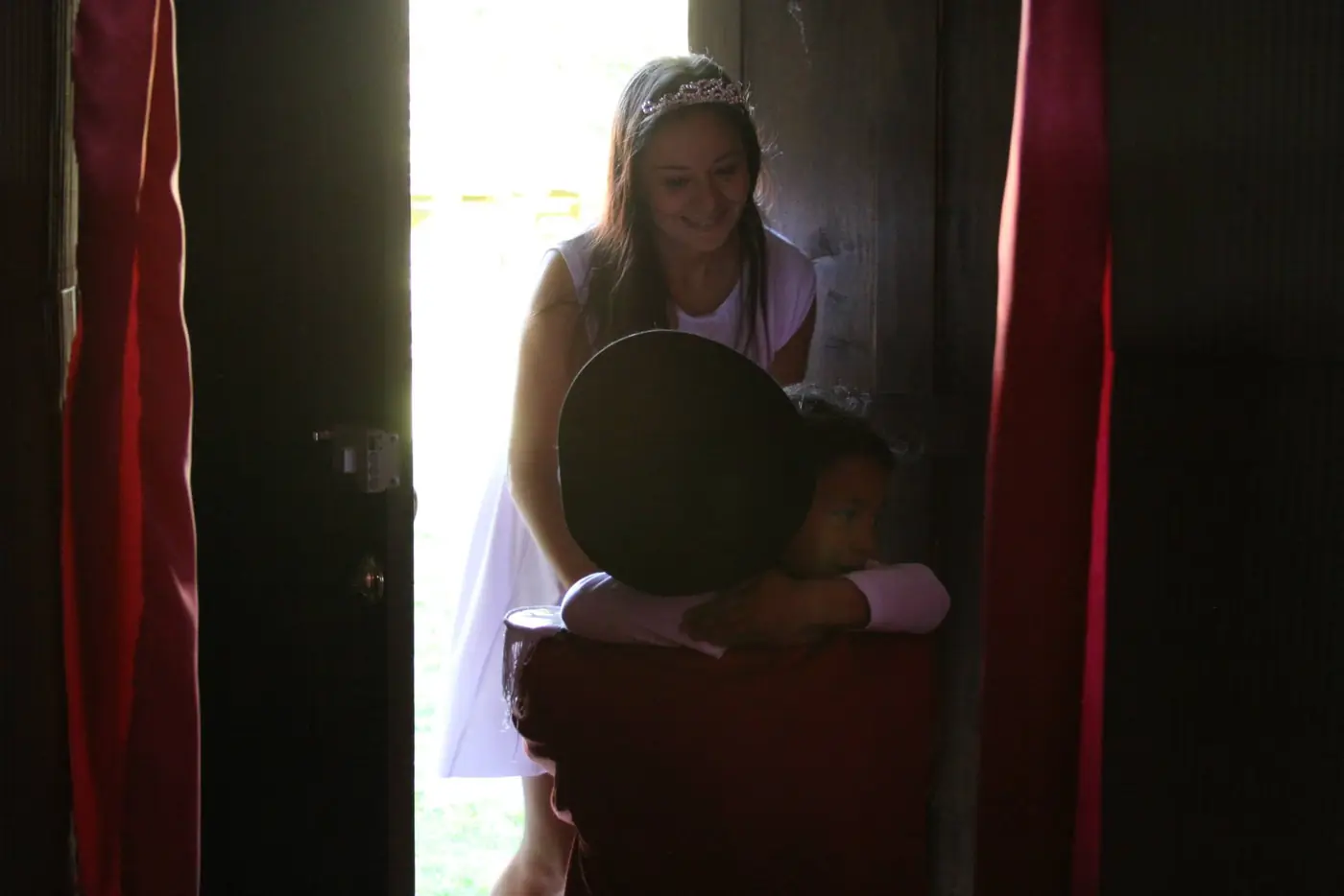 Una niña entra acompañada al inicio de Él, Mi Refugio