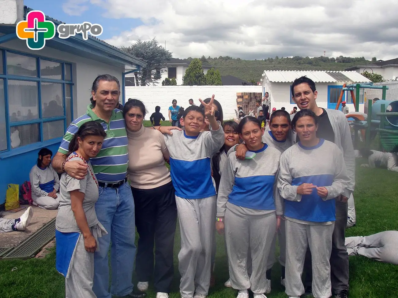Grupo reunido al aire libre durante la jornada