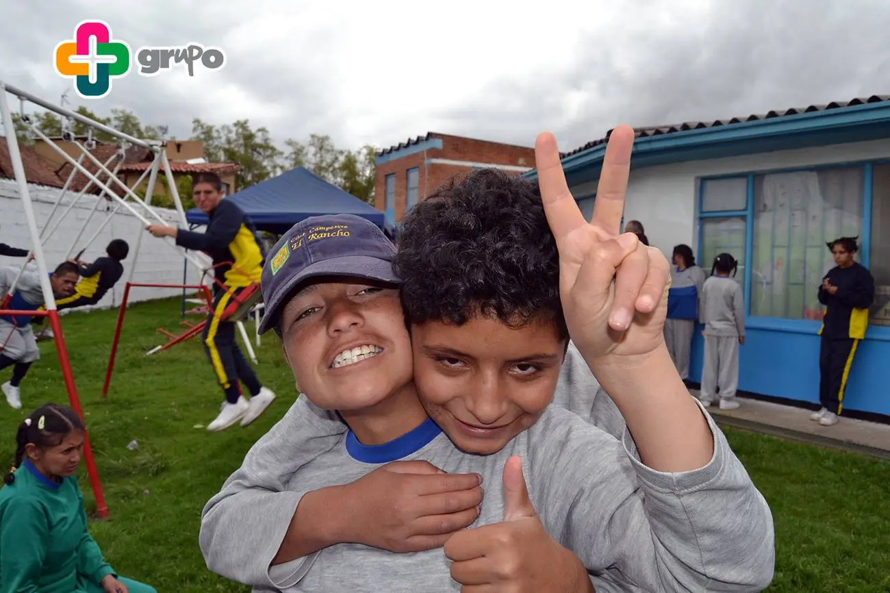 Dos personas sonriendo durante una actividad al aire libre