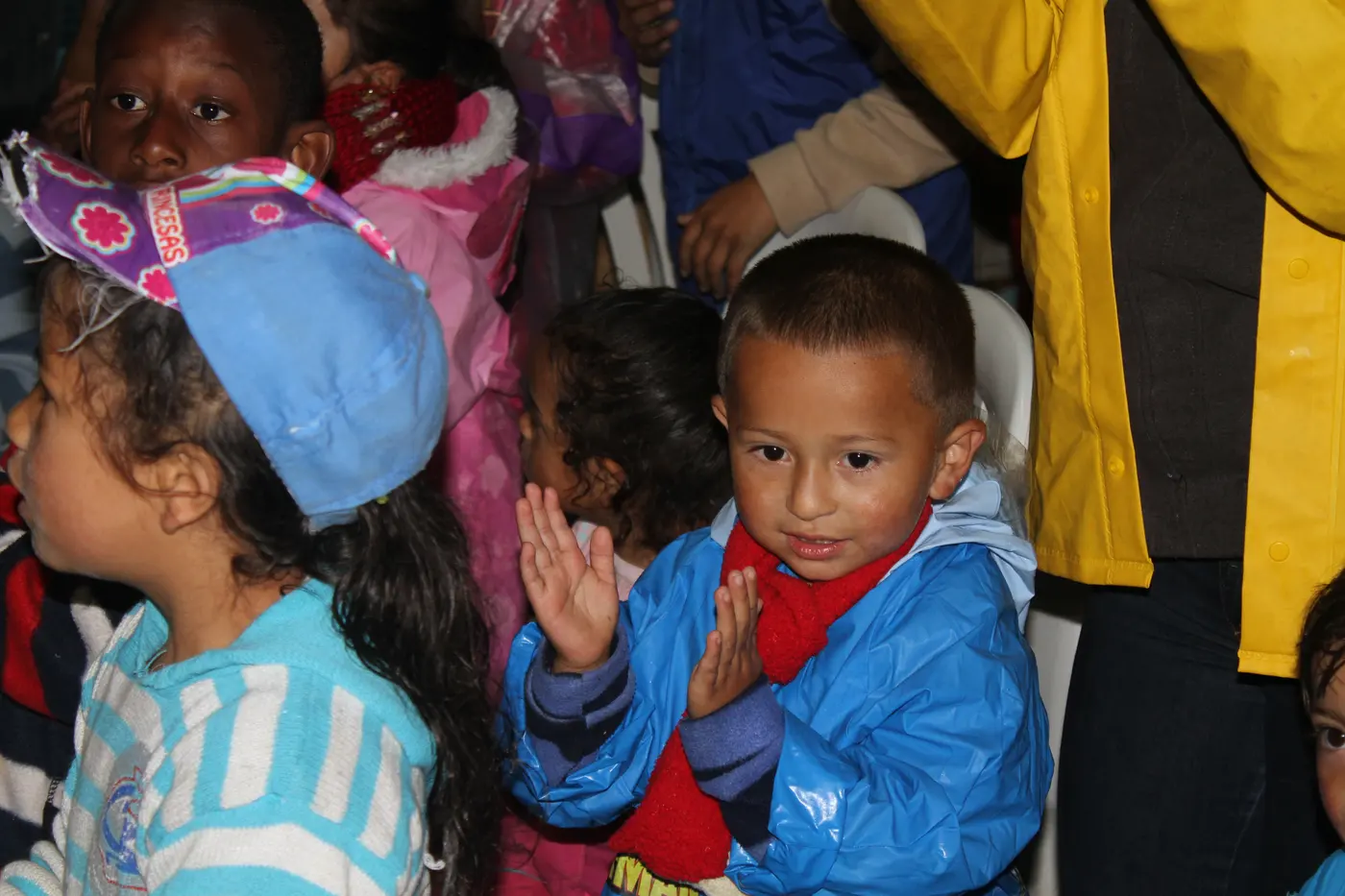 Niño levantando la mano durante la actividad