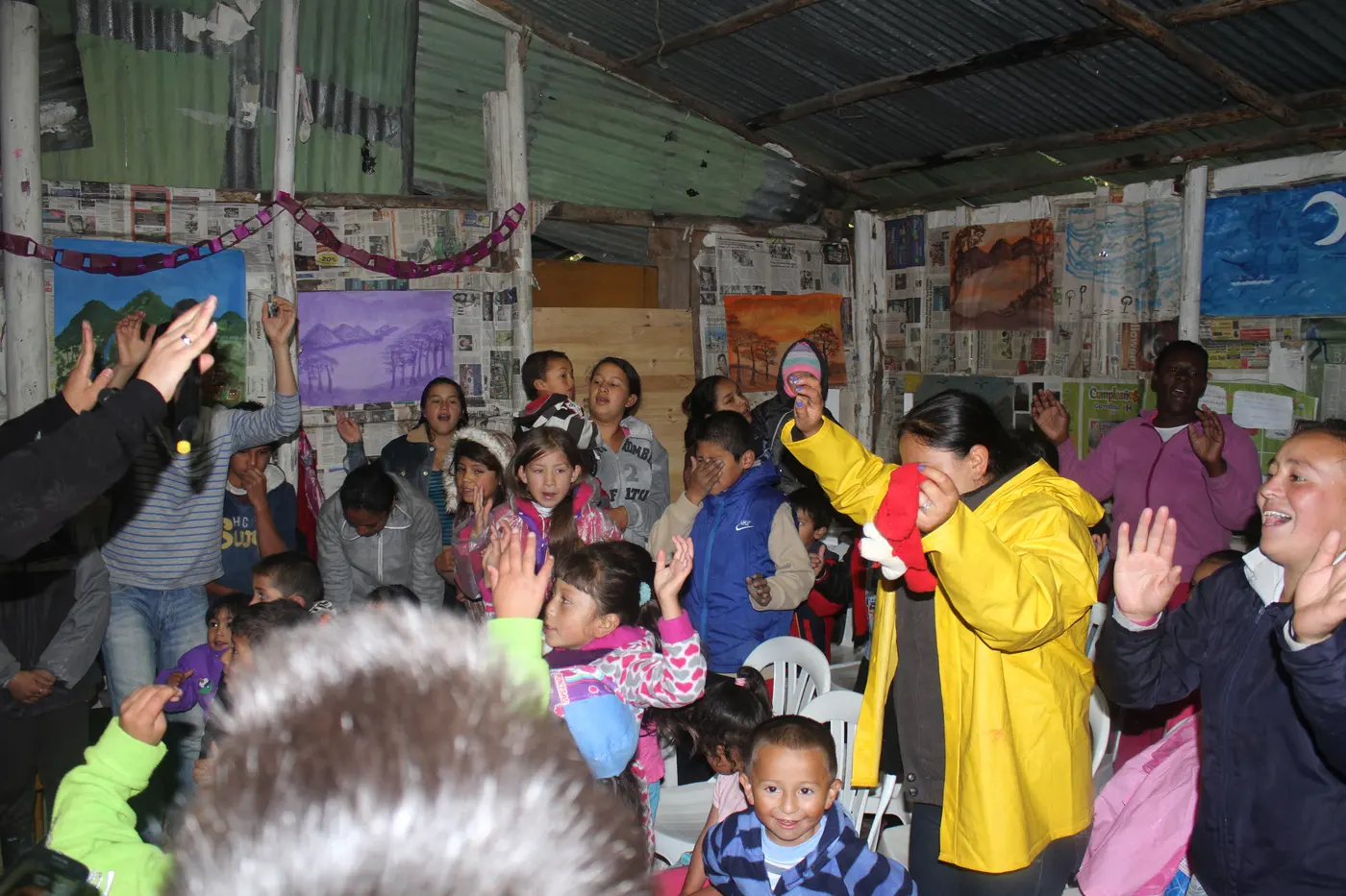 Adultos y niños participando juntos