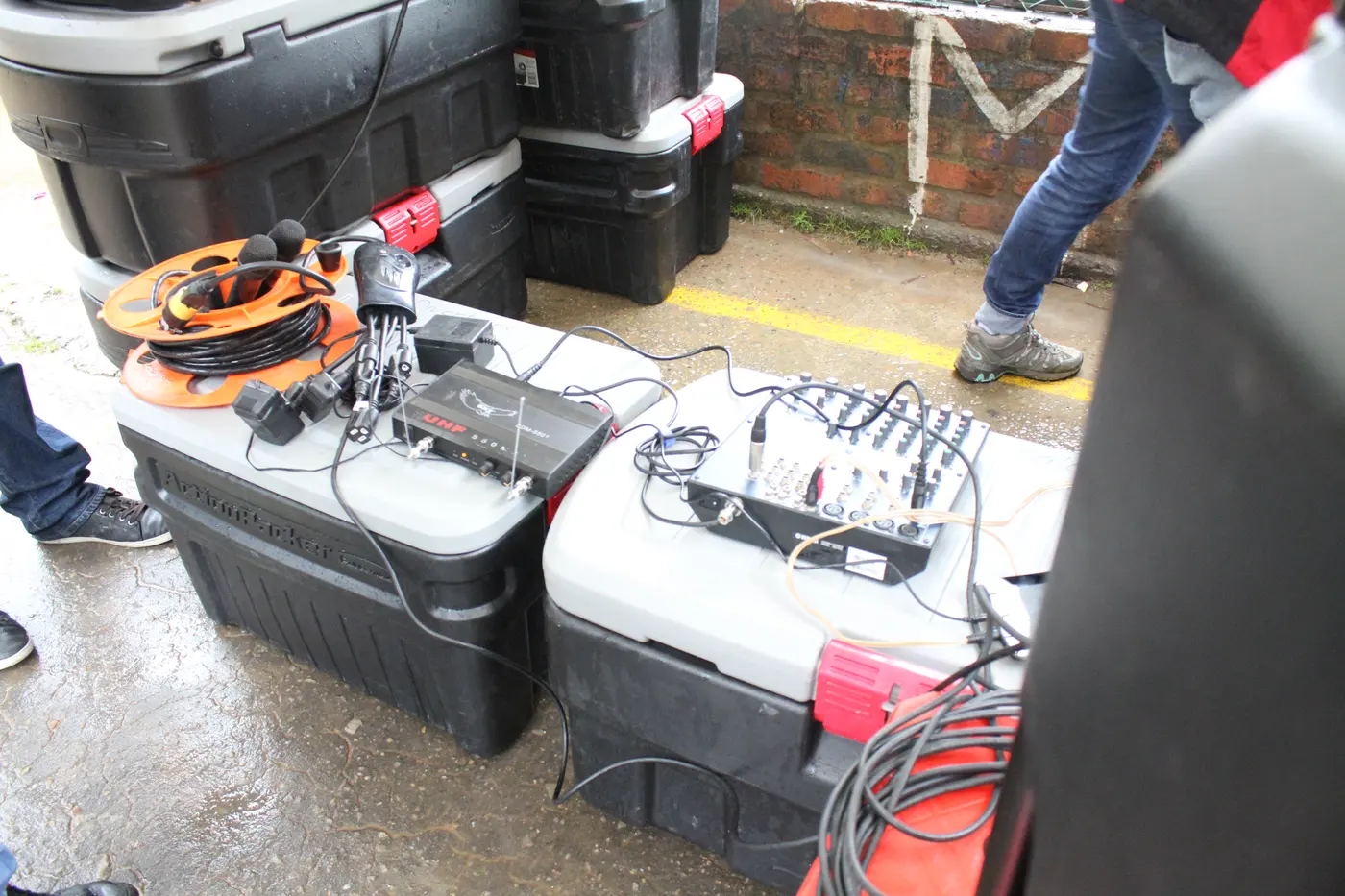 Equipo de sonido preparado para la jornada
