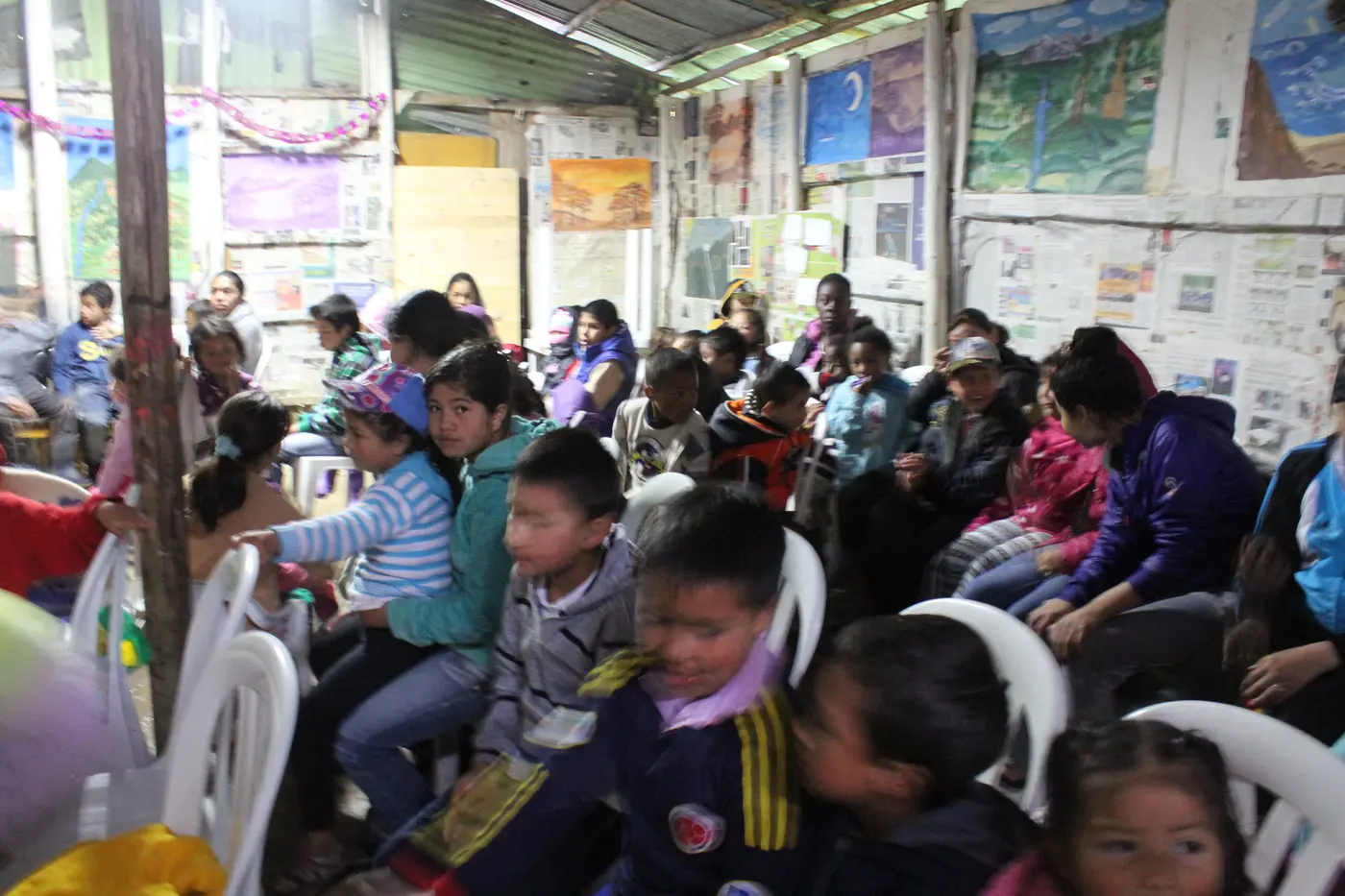 Niños y adultos ya reunidos dentro del salón