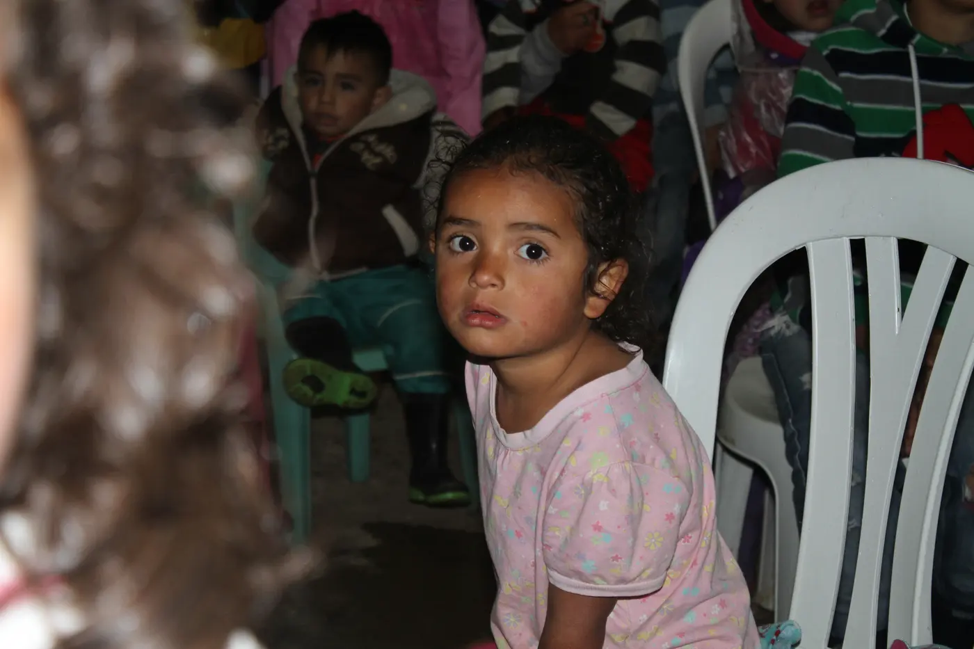 Niña mirando a cámara durante el encuentro