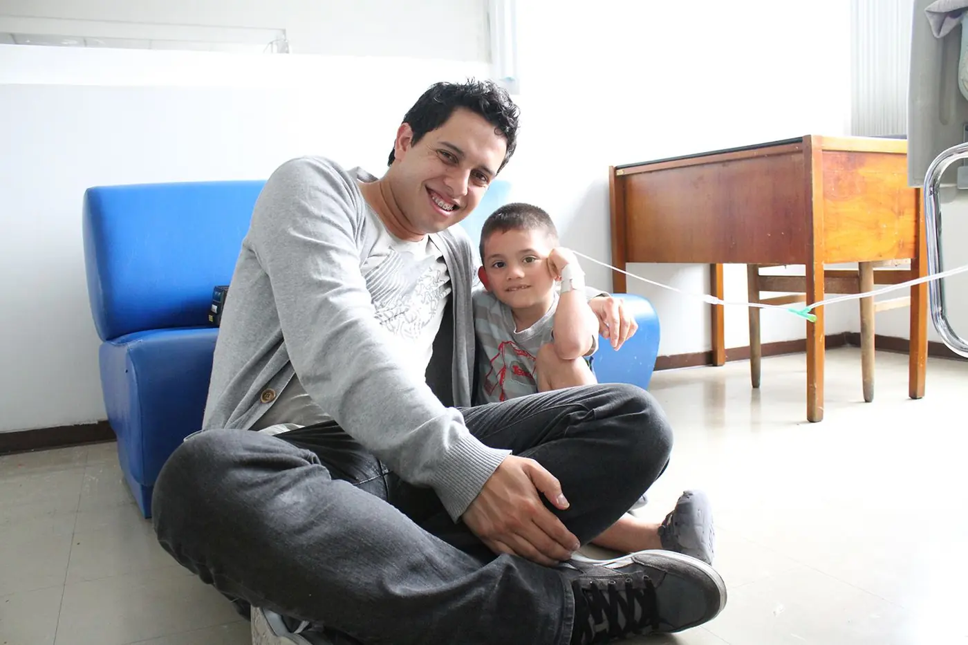 Adulto y niño durante la jornada en Hospital Kennedy