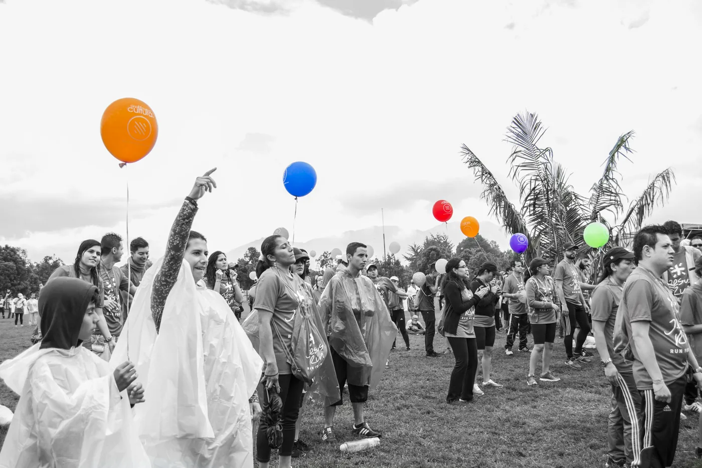 Participantes avanzan entre globos durante Jesus Run 2016 en Bogotá
