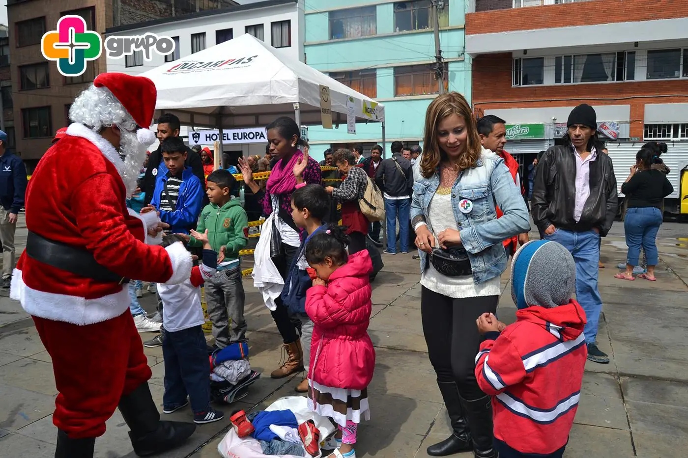 Niños y Santa durante Street Store 2014