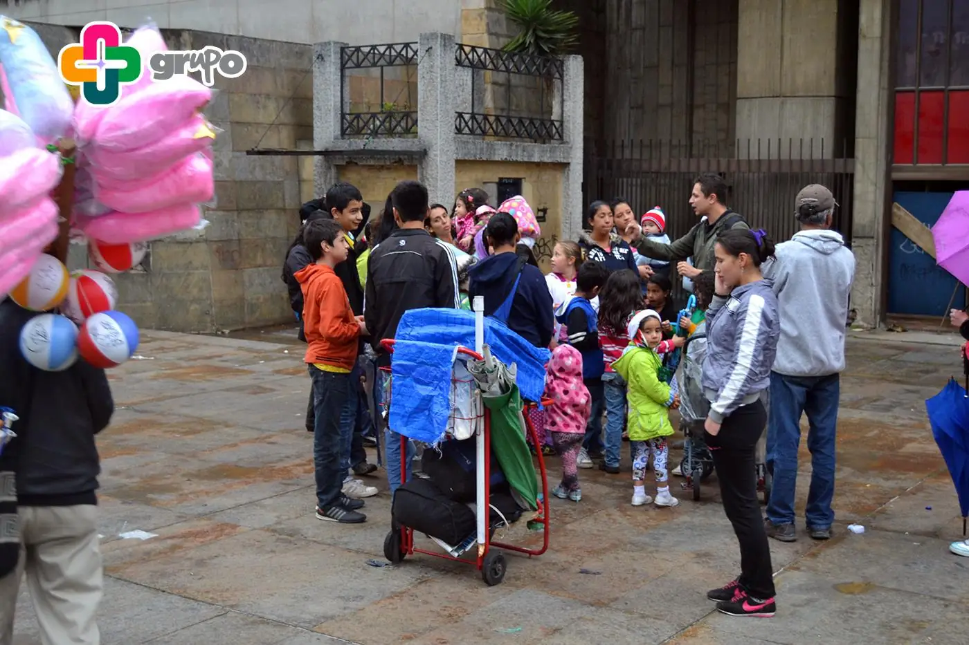 Personas llegando a Street Store 2014