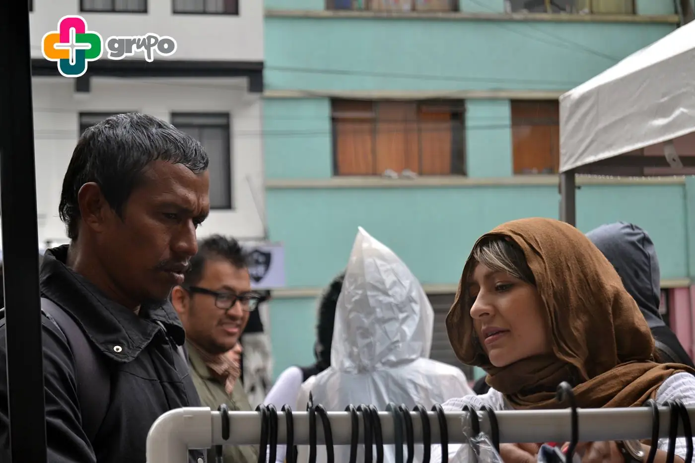 Personas recorriendo ropa durante Street Store 2014