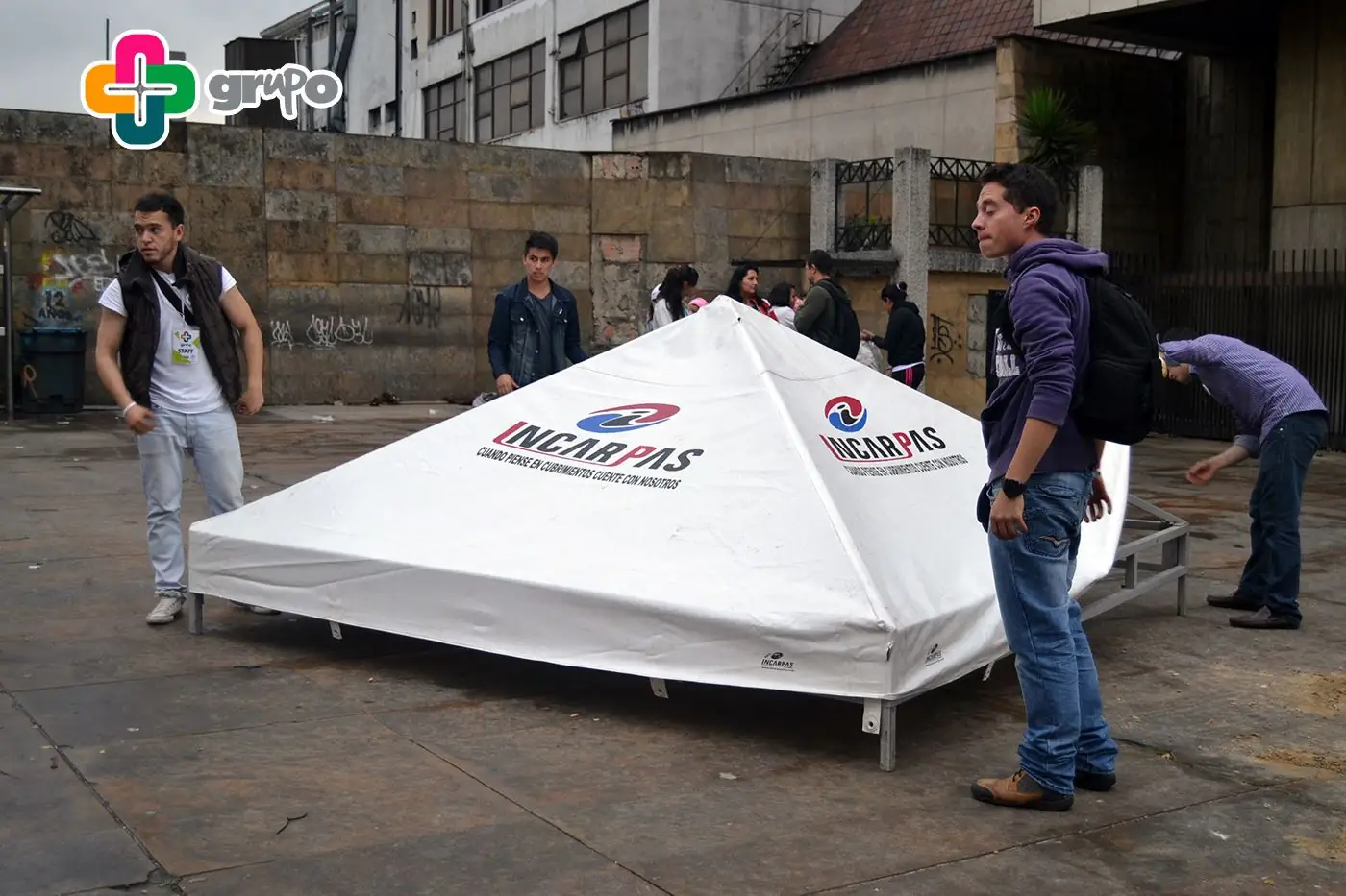 Montaje de carpa durante Street Store 2014