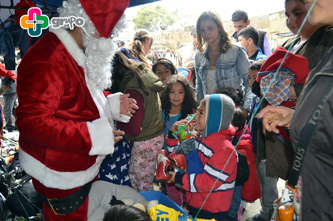 Santa y niños durante Street Store 2014