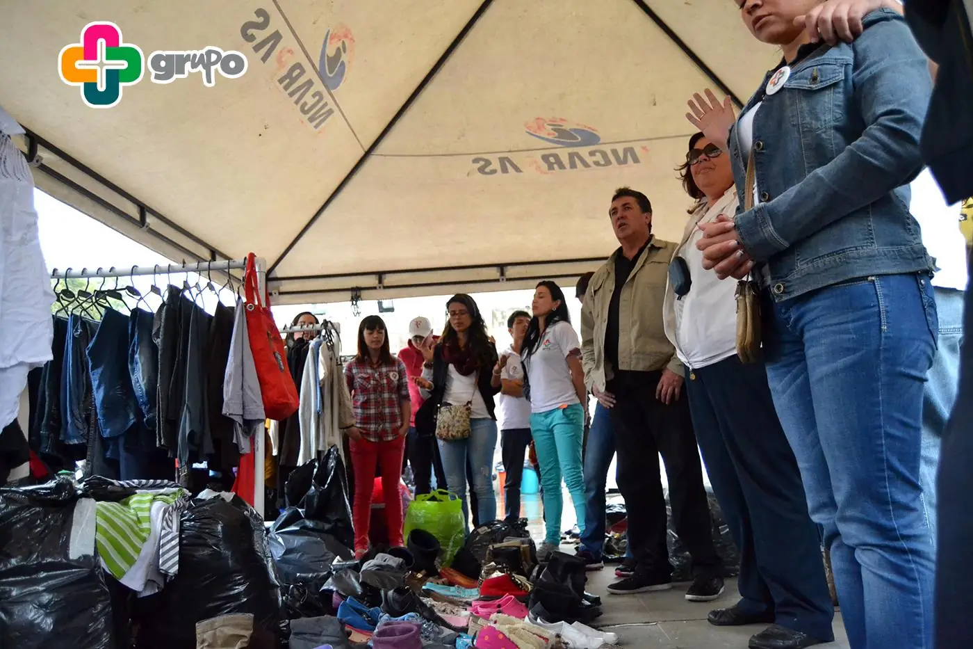 Ropa y equipo bajo la carpa de Street Store 2014