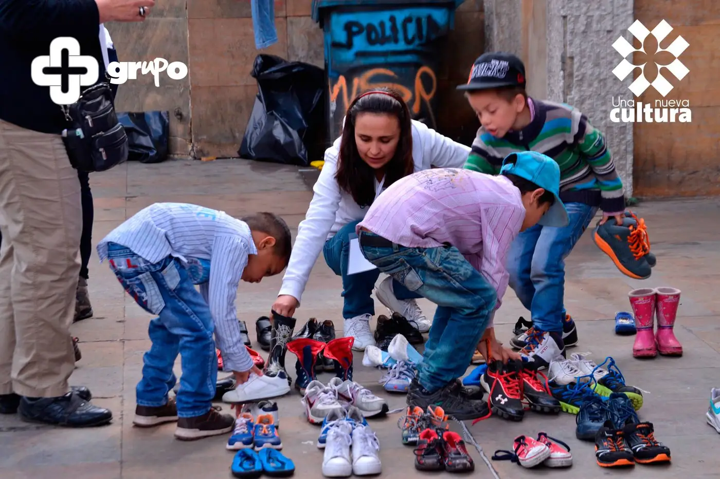 Niños eligiendo zapatos en Street Store 2014