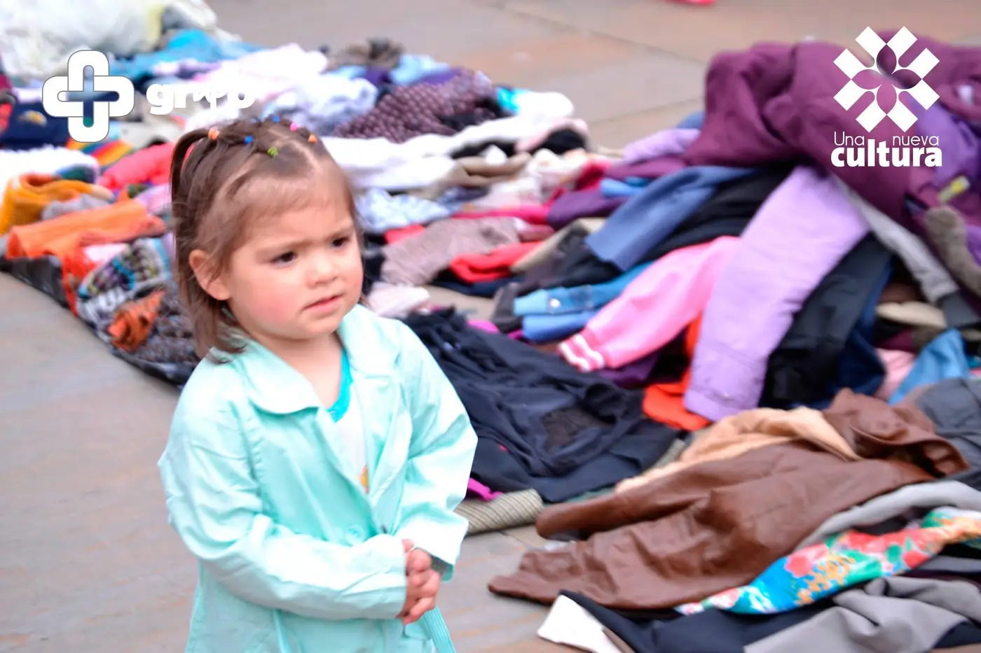 Niña junto a prendas de Street Store 2014
