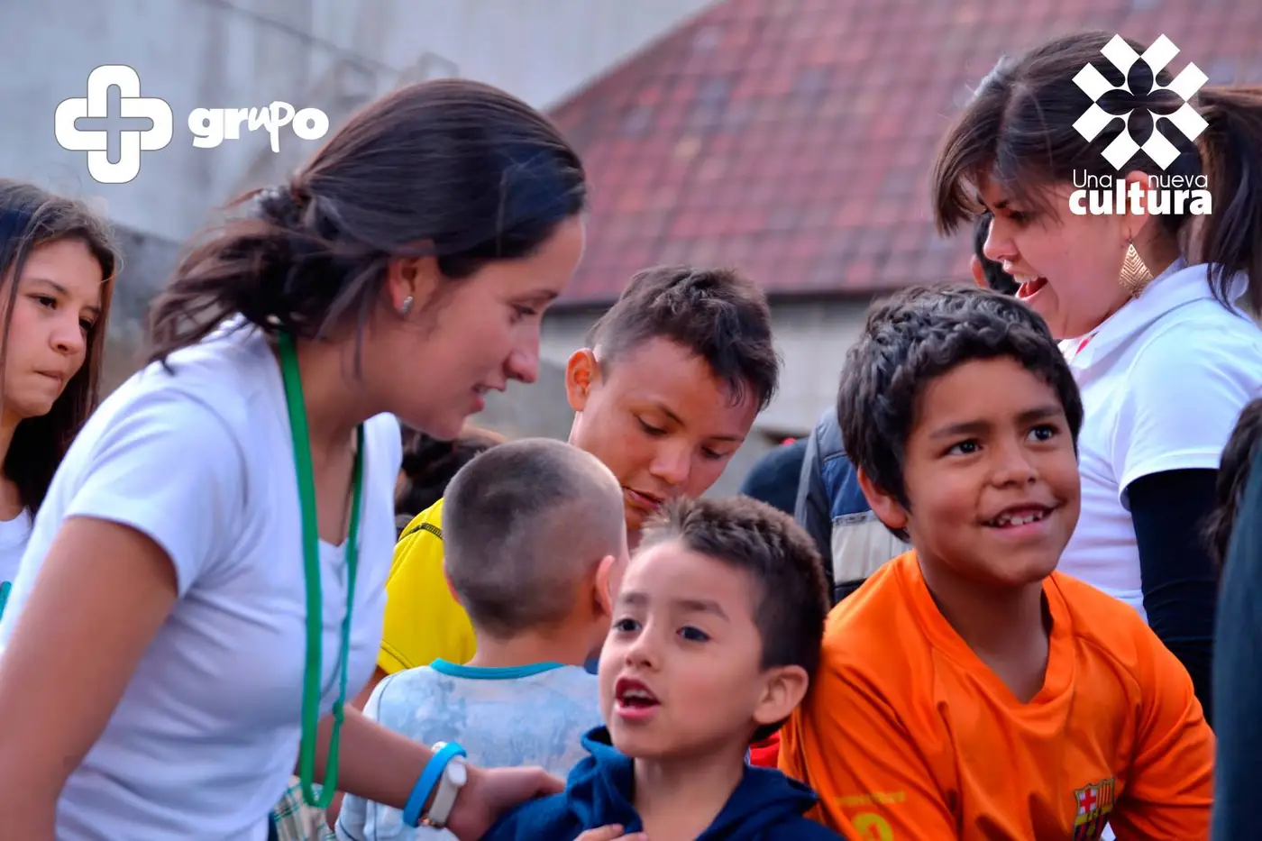 Niños y voluntarios durante Street Store 2014