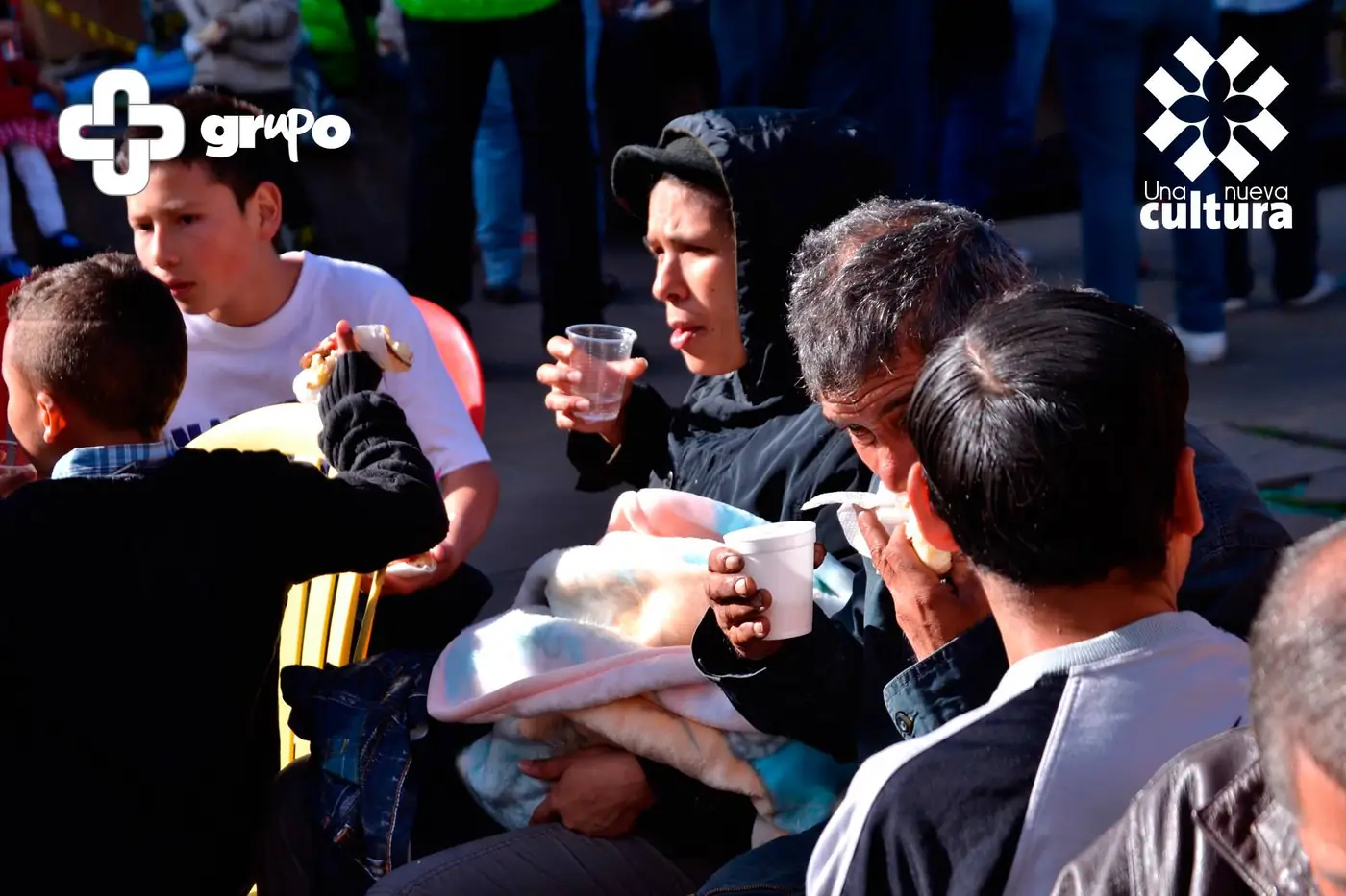 Personas compartiendo comida durante Street Store 2014