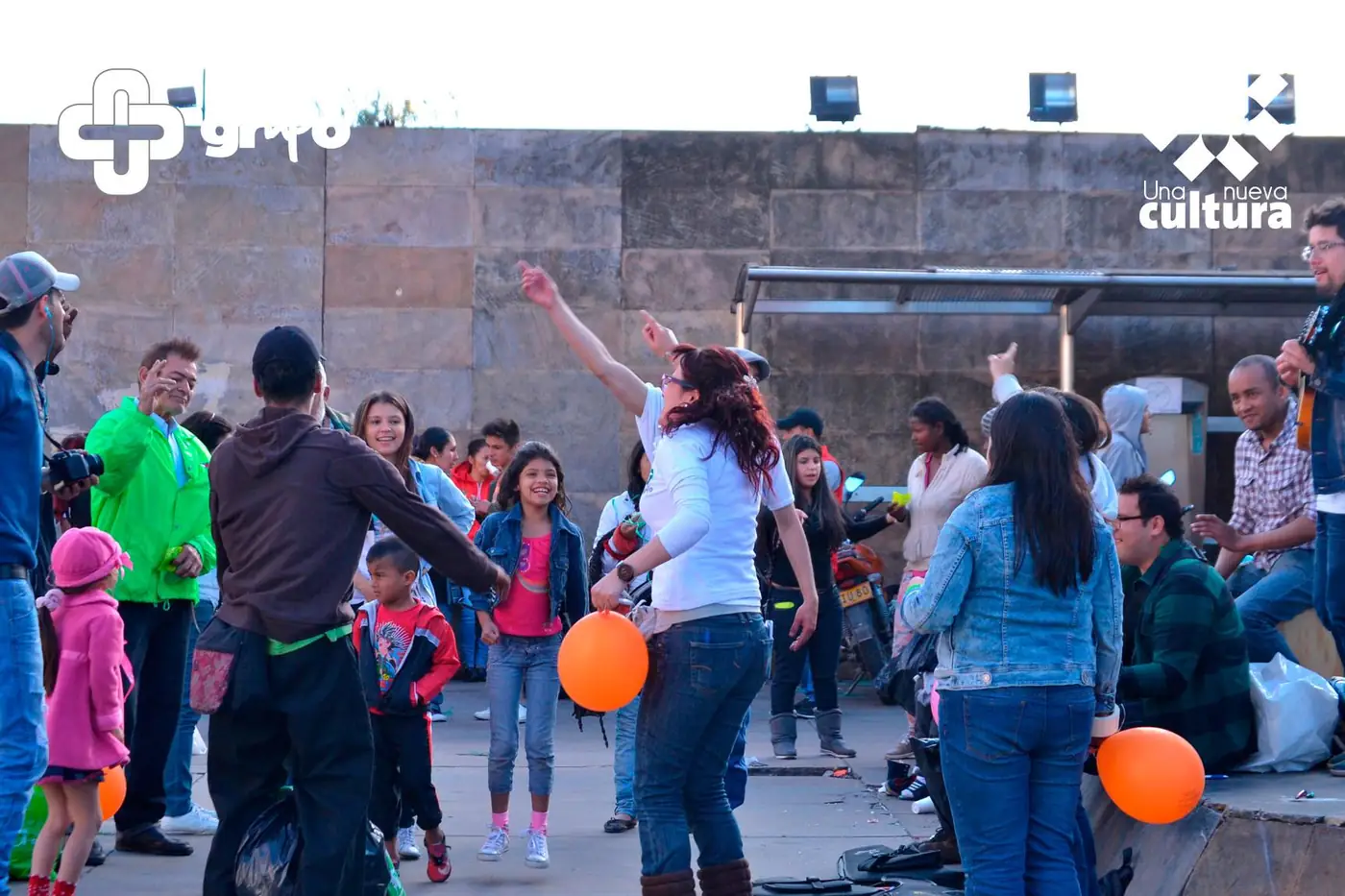 Personas y globos en Street Store 2014