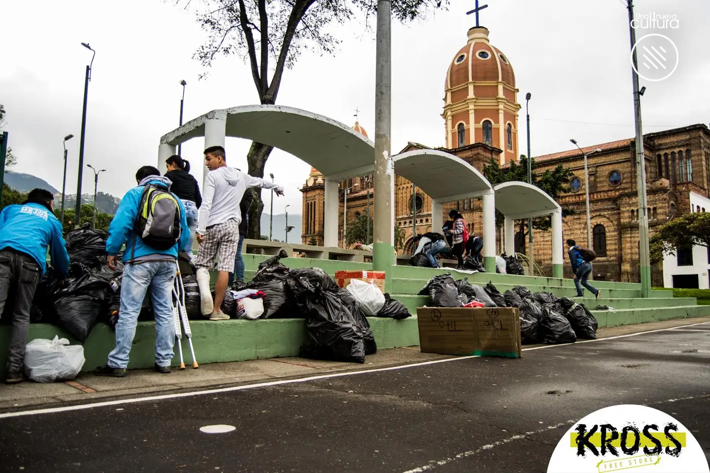 Bolsas y elementos reunidos en el espacio de Kross 2016