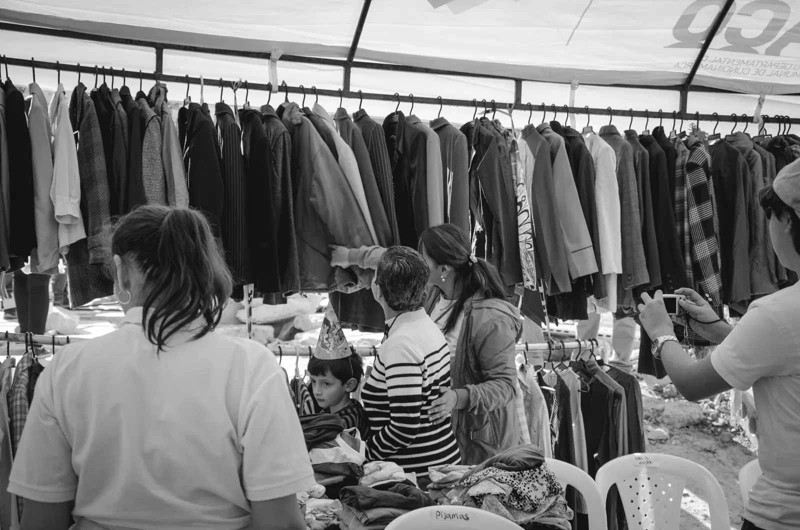 Personas eligiendo ropa durante Kross 2017