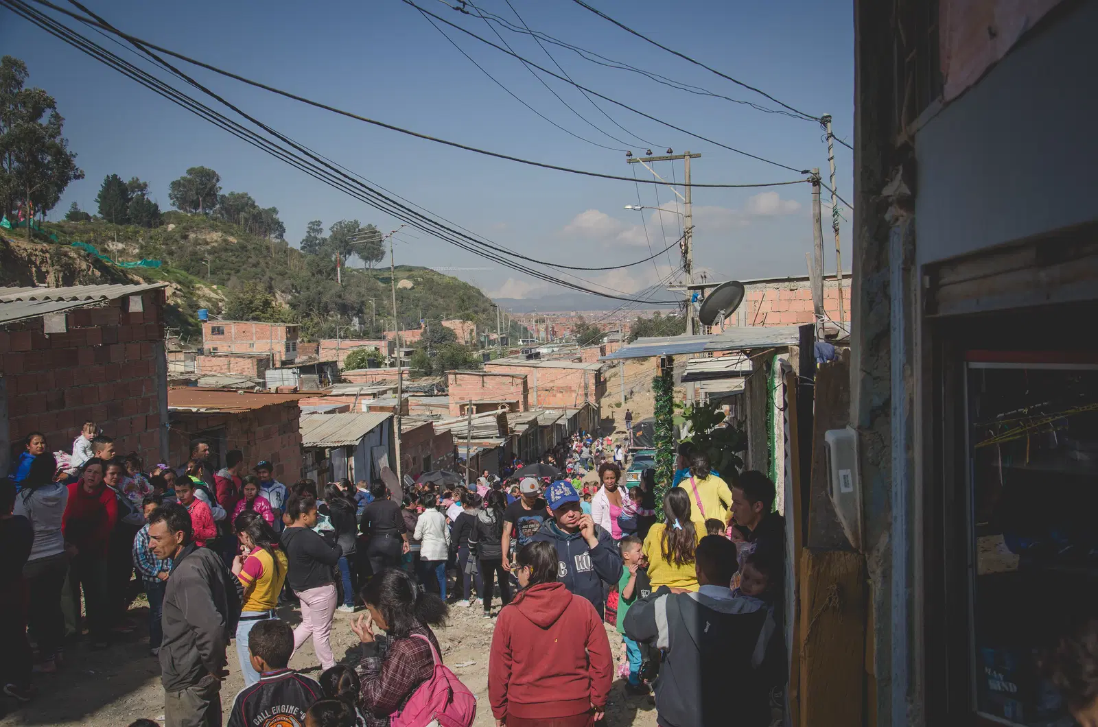 Personas reunidas en una calle de Villa Esperanza durante Kross 2017