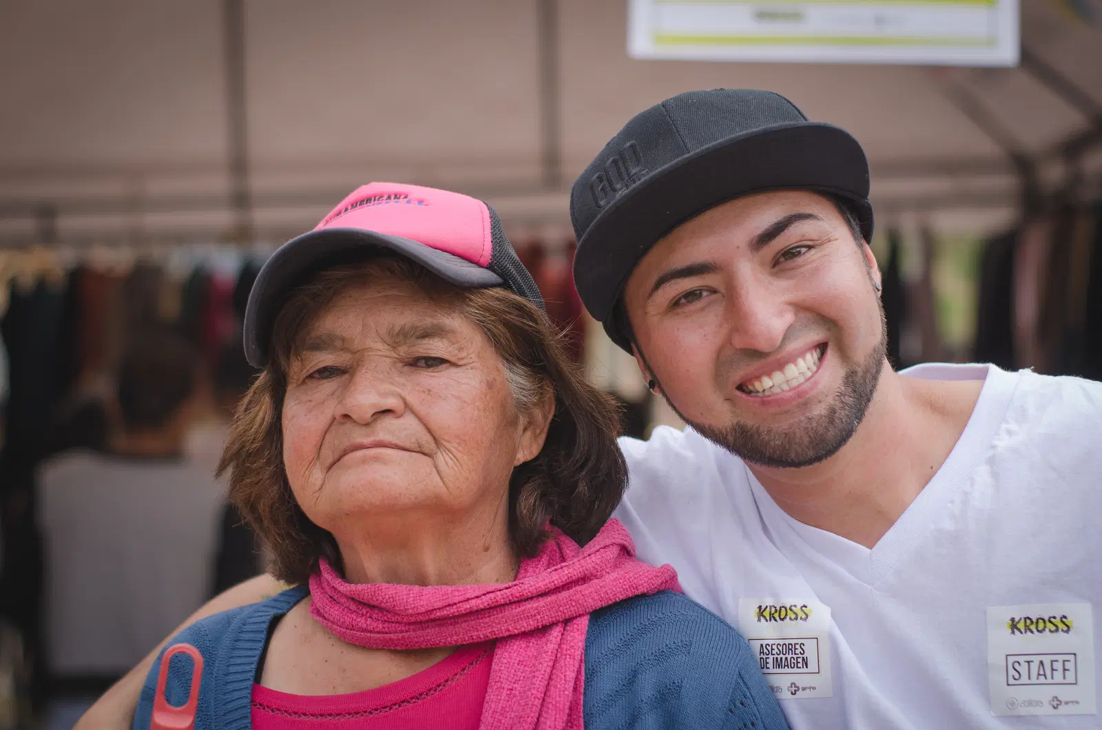 Voluntario compartiendo con una mujer durante Kross 2017
