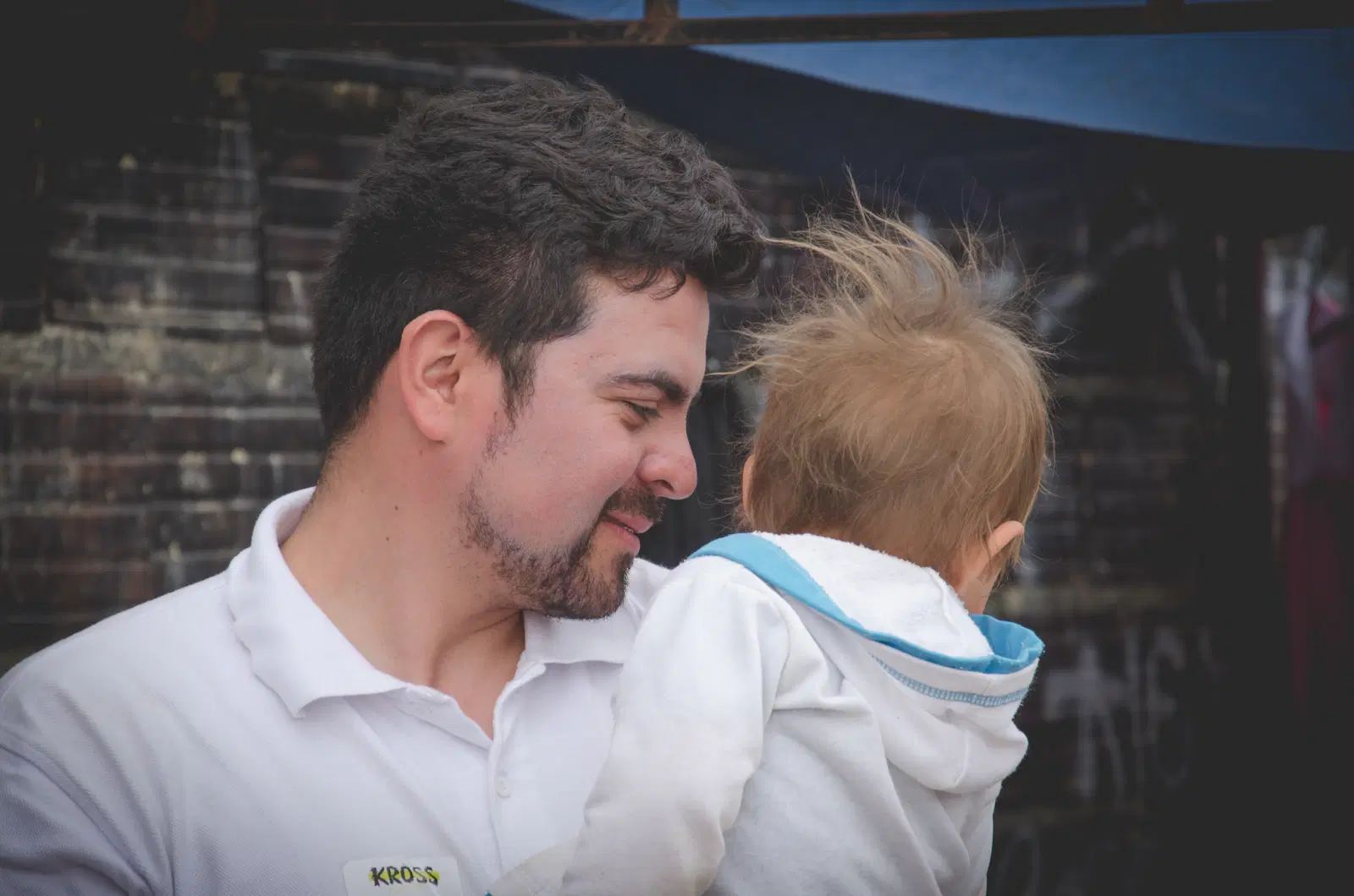 Voluntario con un niño durante Kross 2017