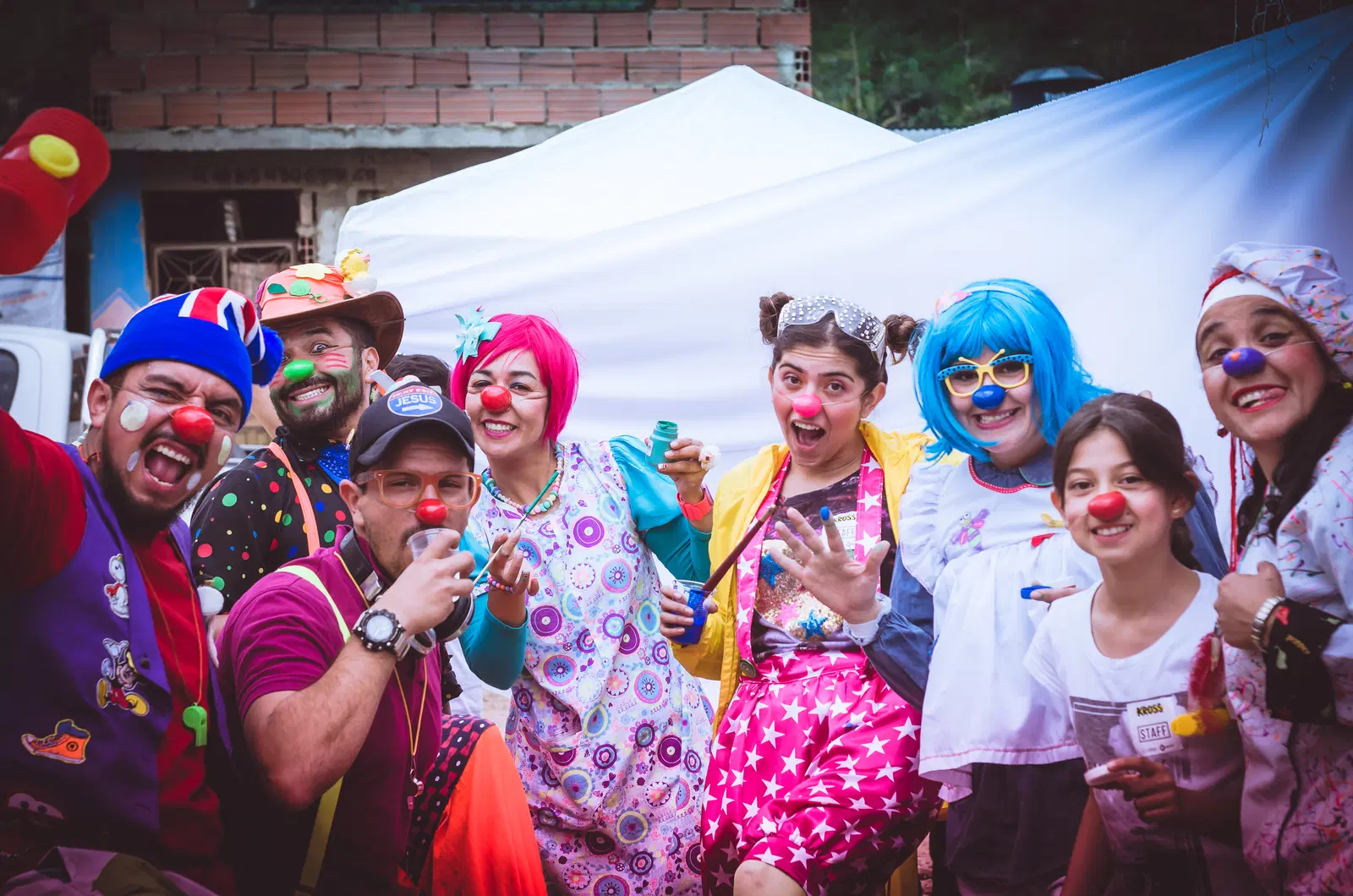 Personajes y niños durante Kross 2017