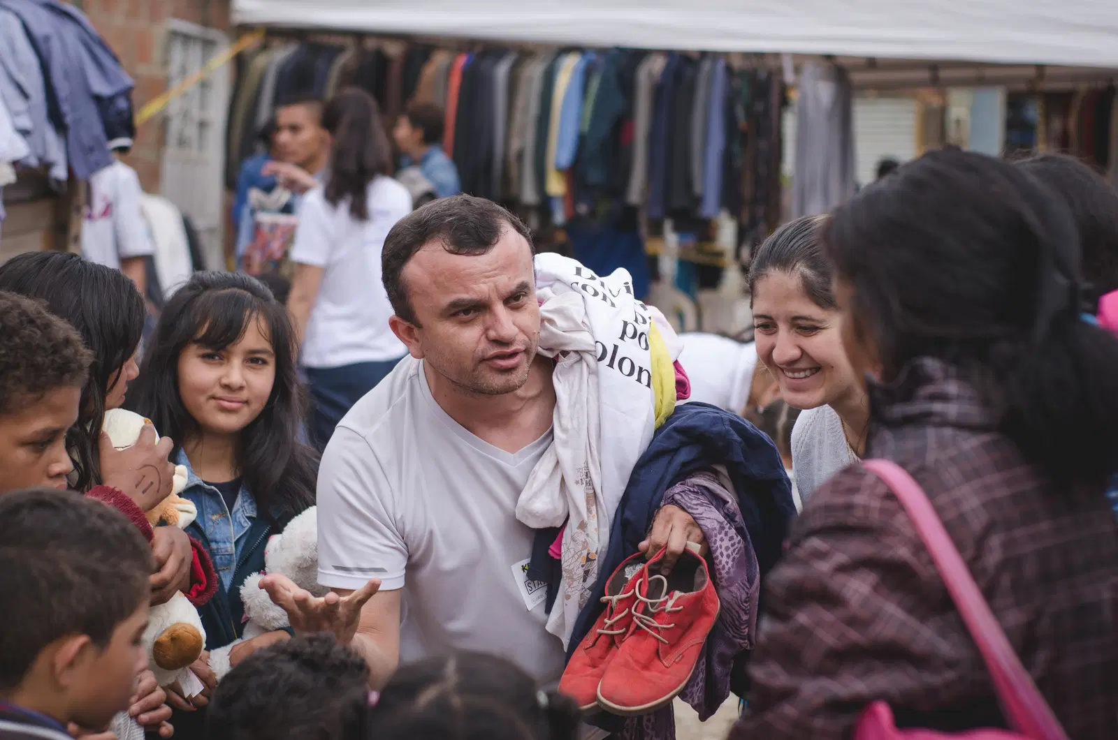Familia con prendas y zapatos durante Kross 2017