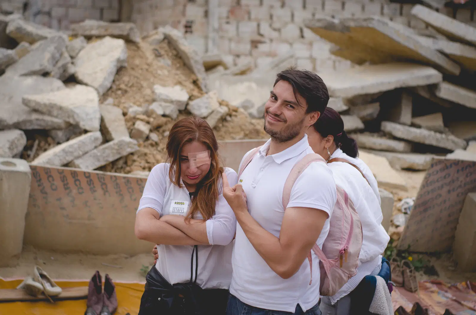 Voluntarios recorriendo Villa Esperanza durante Kross 2017