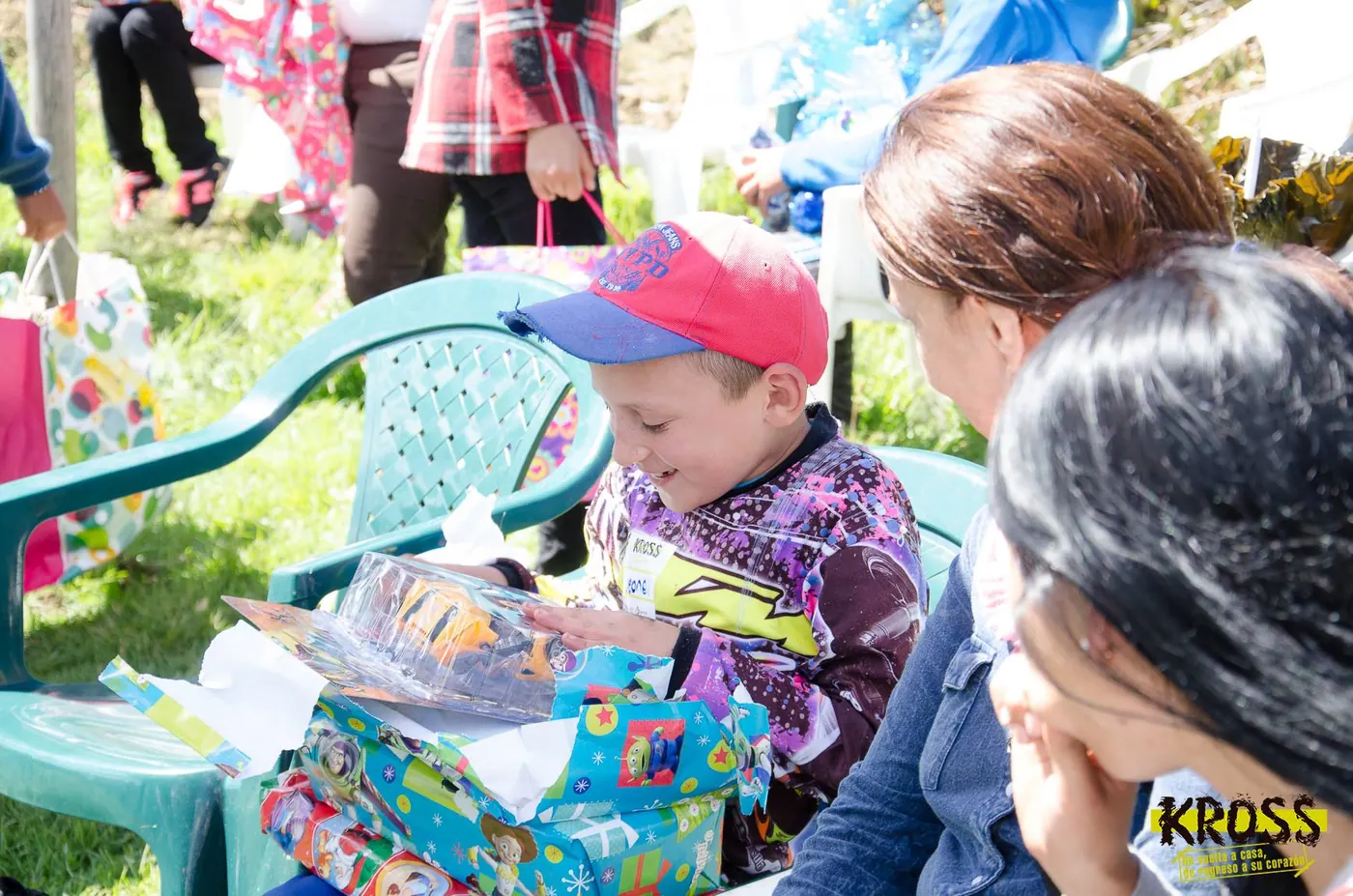Niño abre un regalo