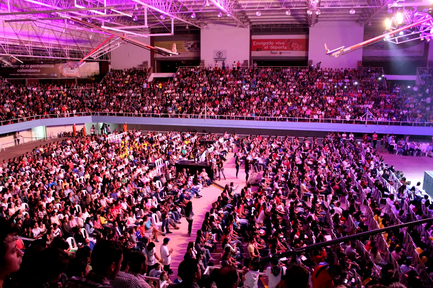 Coliseo lleno durante Light the City 2015